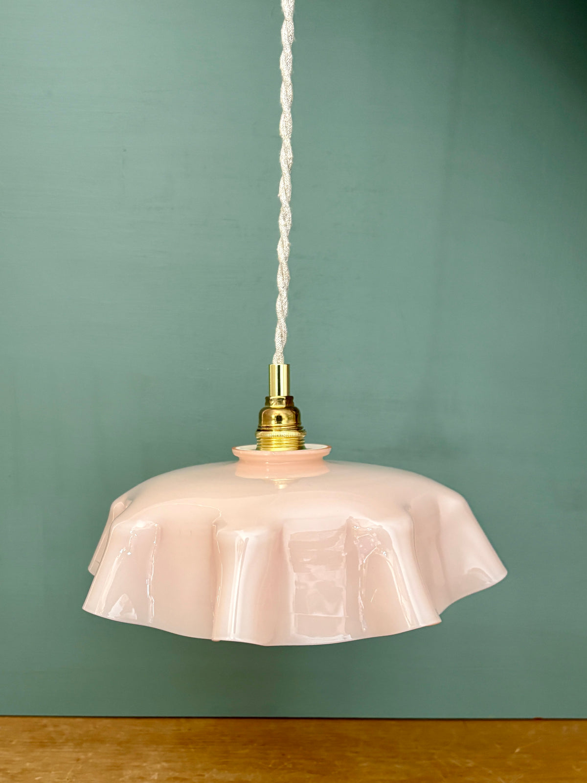 Suspension abat-jour vintage en opaline rose