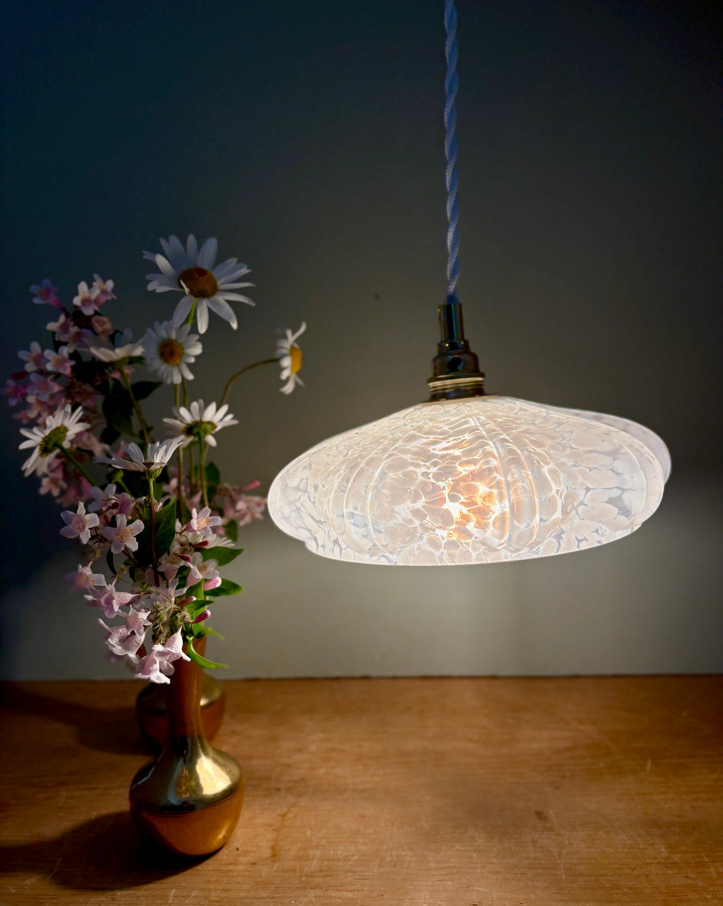 Suspension abat-jour vintage art déco en verre de Clichy blanc