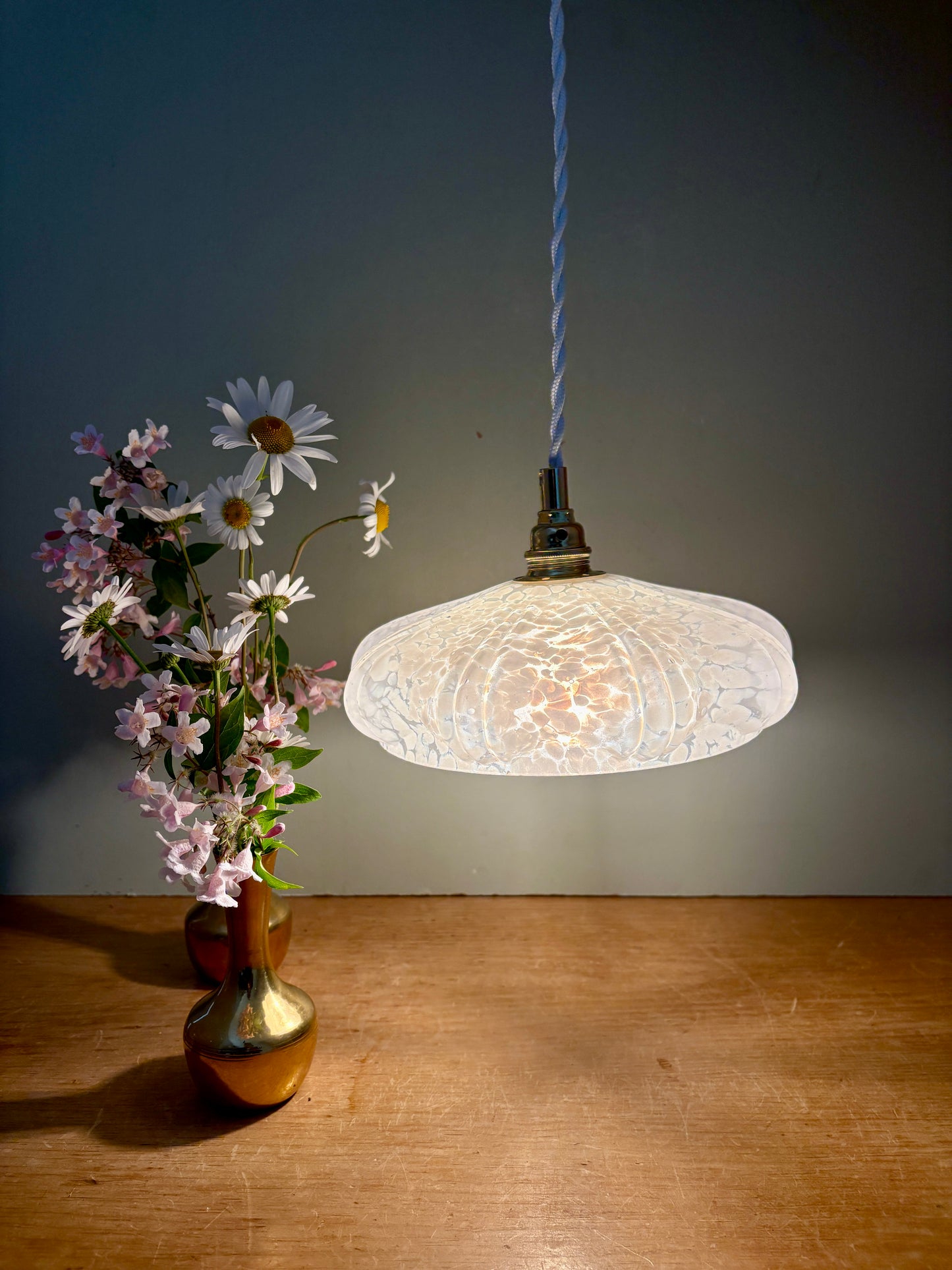 Suspension abat-jour vintage art déco en verre de Clichy blanc