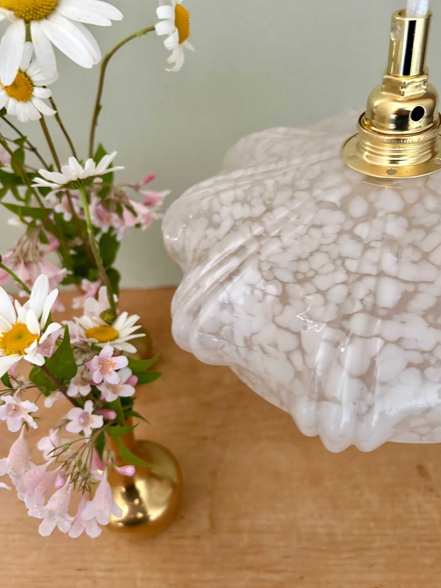 Suspension abat-jour vintage art déco en verre de Clichy blanc