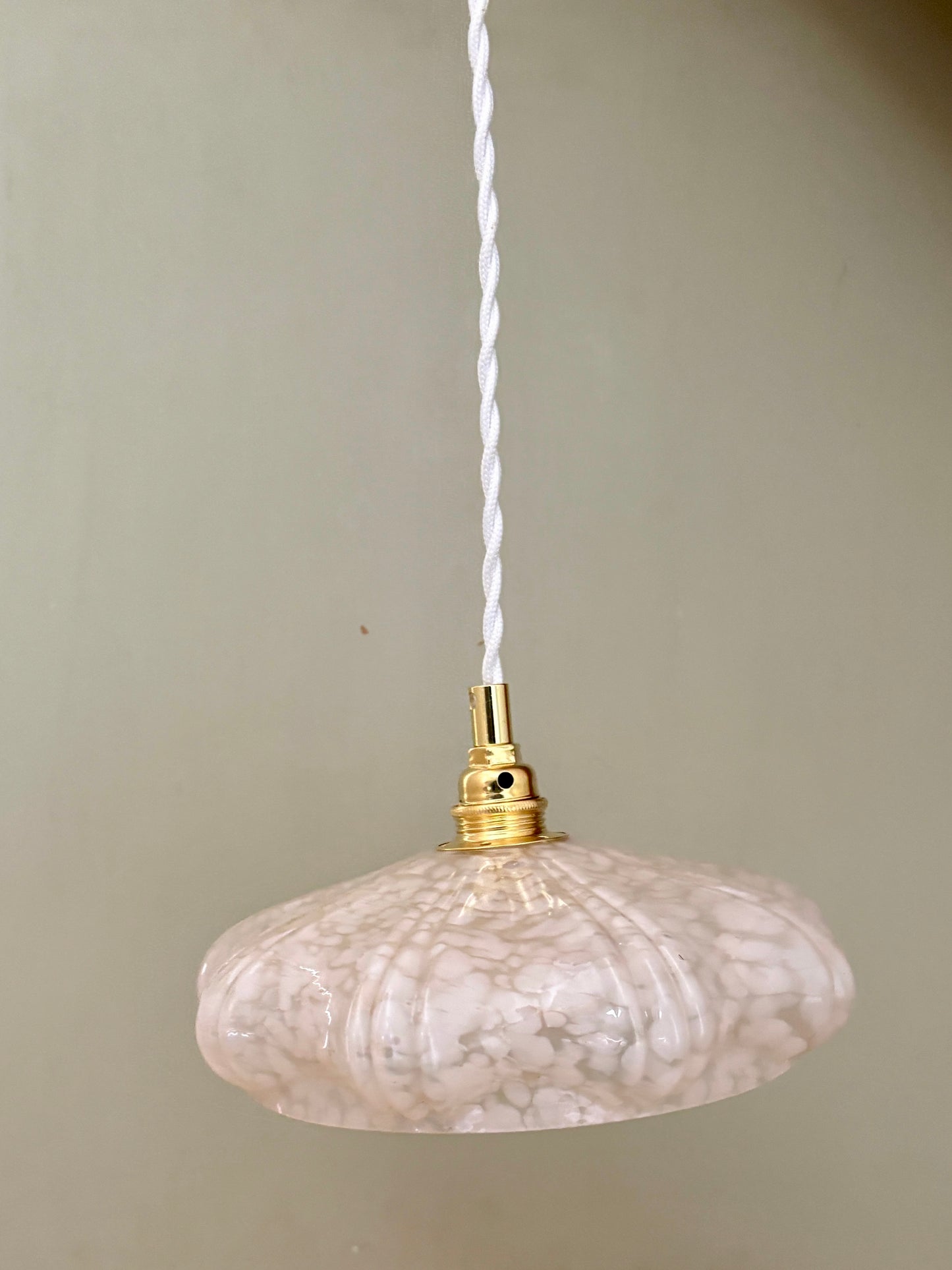 Suspension abat-jour vintage art déco en verre de Clichy blanc