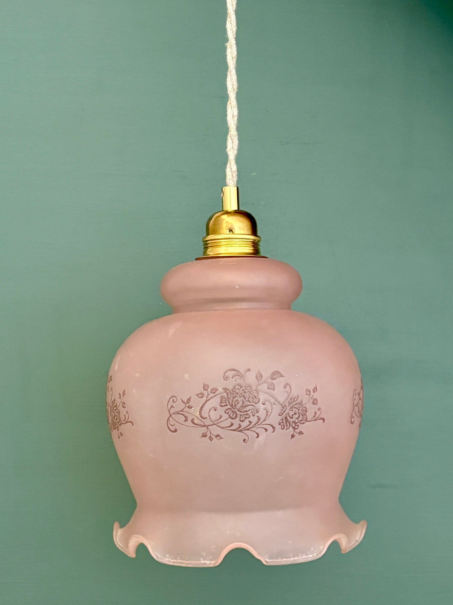 Suspension globe vintage en verre dépoli rose