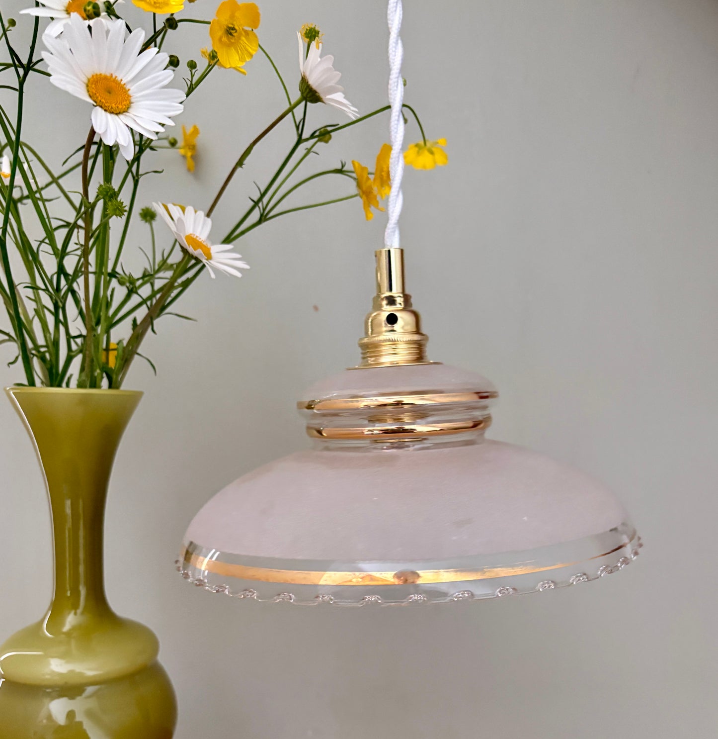 Suspension abat-jour ancien en verre granité blanc et doré