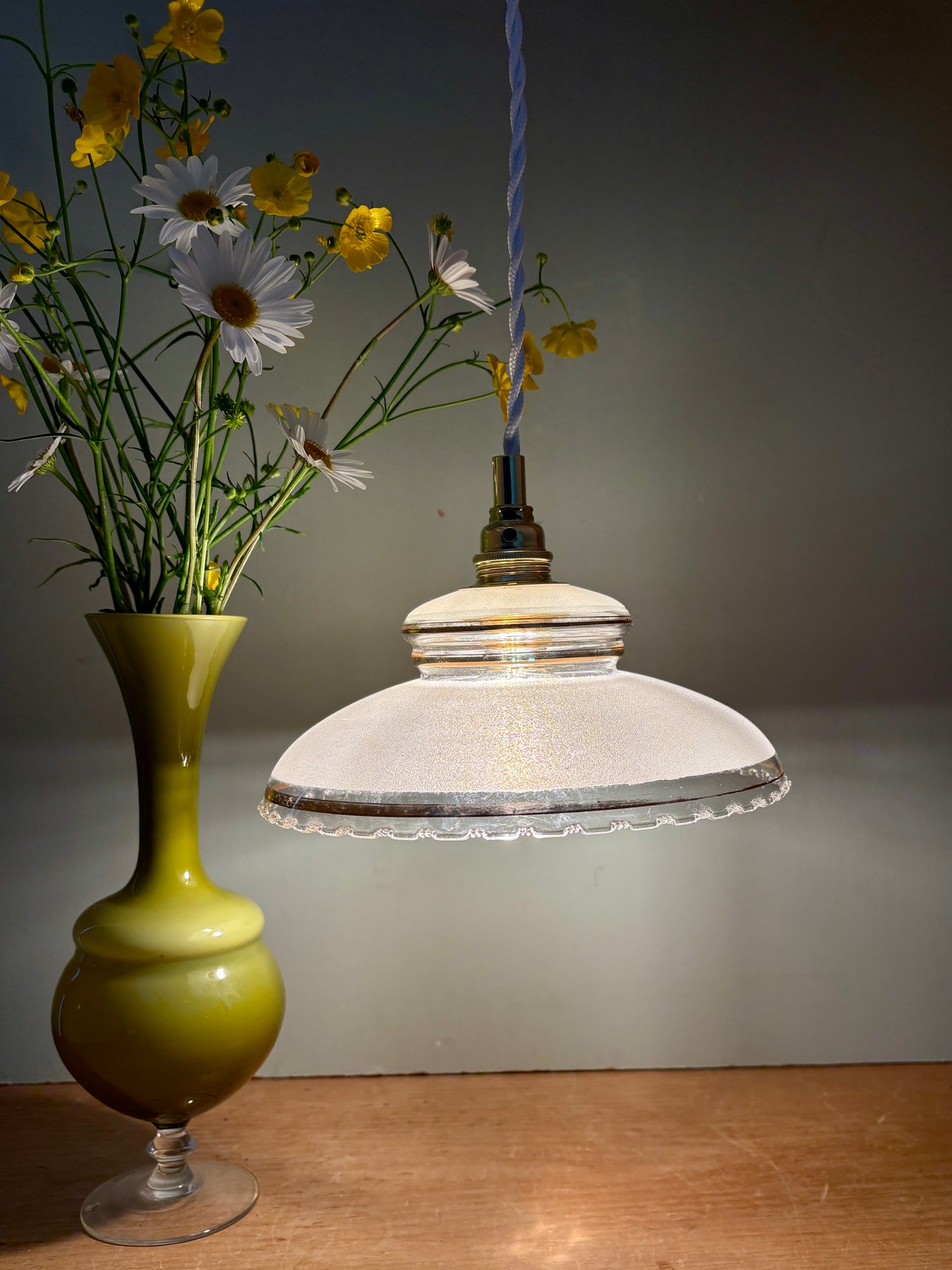 Suspension abat-jour ancien en verre granité blanc et doré