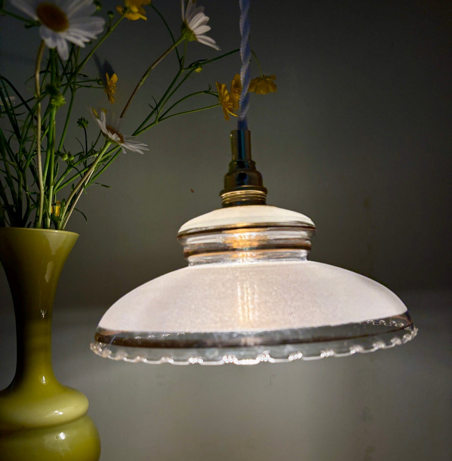 Suspension abat-jour ancien en verre granité blanc et doré