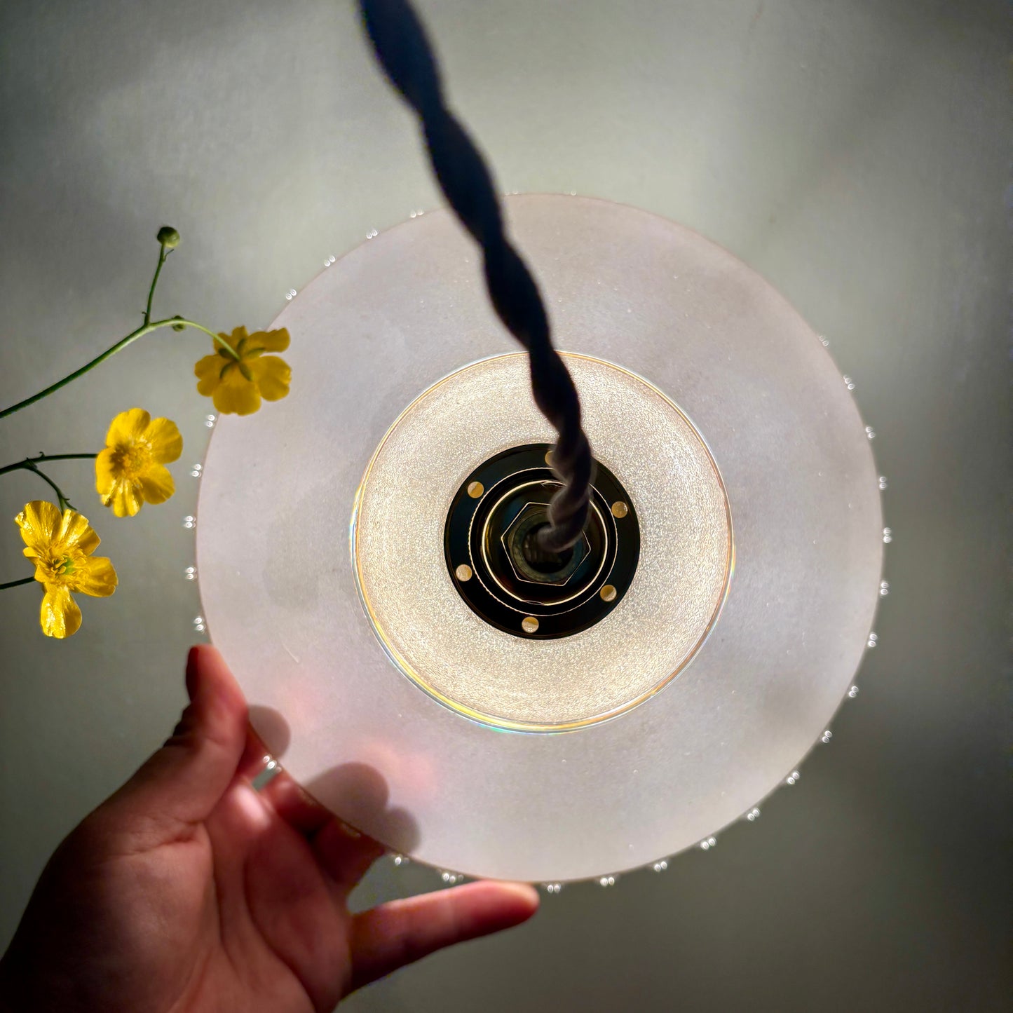 Suspension abat-jour ancien en verre granité blanc et doré