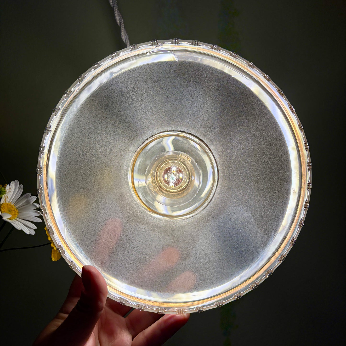 Suspension abat-jour ancien en verre granité blanc et doré