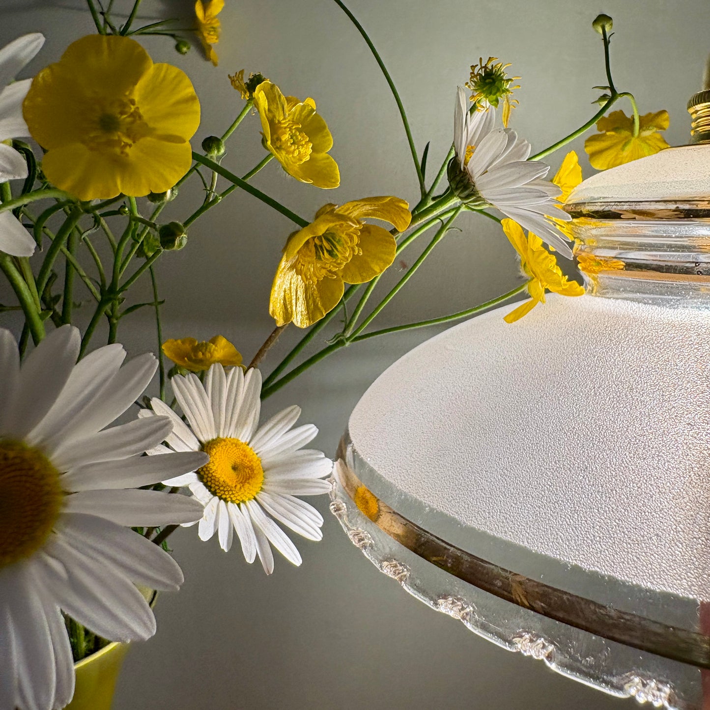 Suspension abat-jour ancien en verre granité blanc et doré