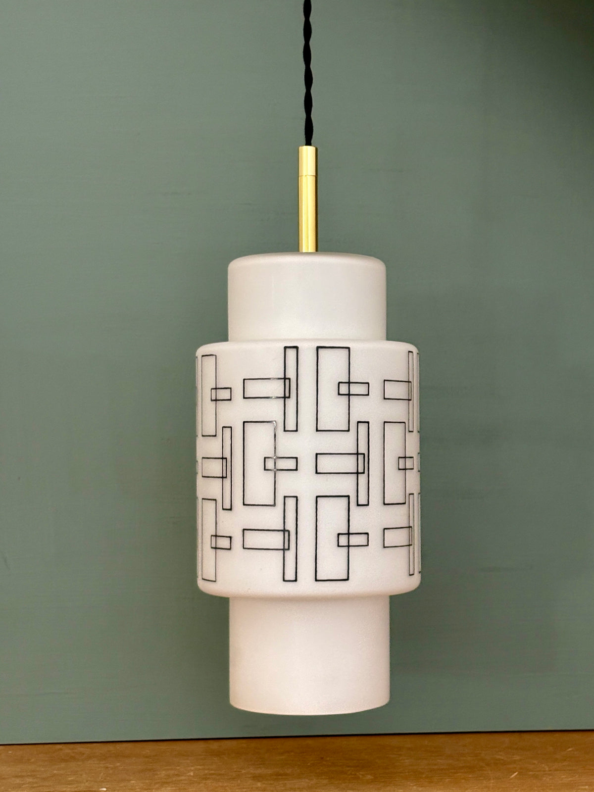 Suspension globe vintage en opaline blanche avec dessins noirs