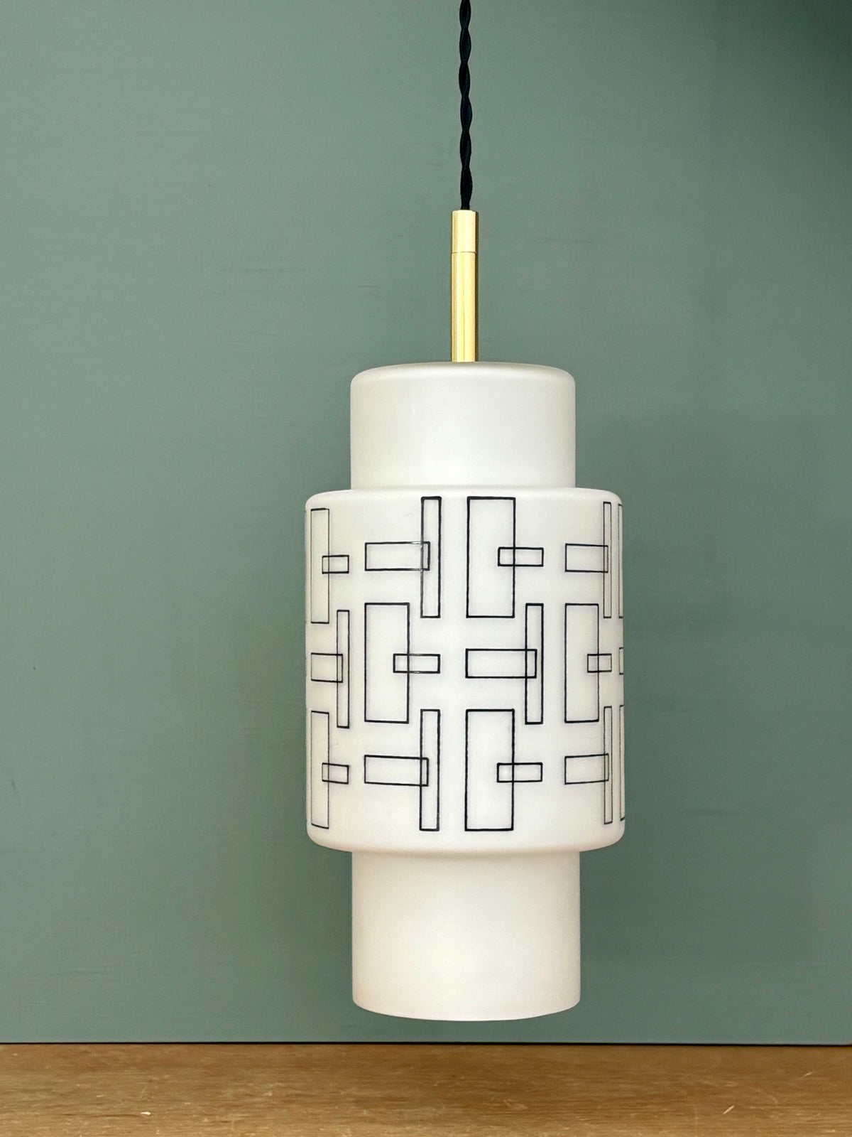 Suspension globe vintage en opaline blanche avec dessins noirs
