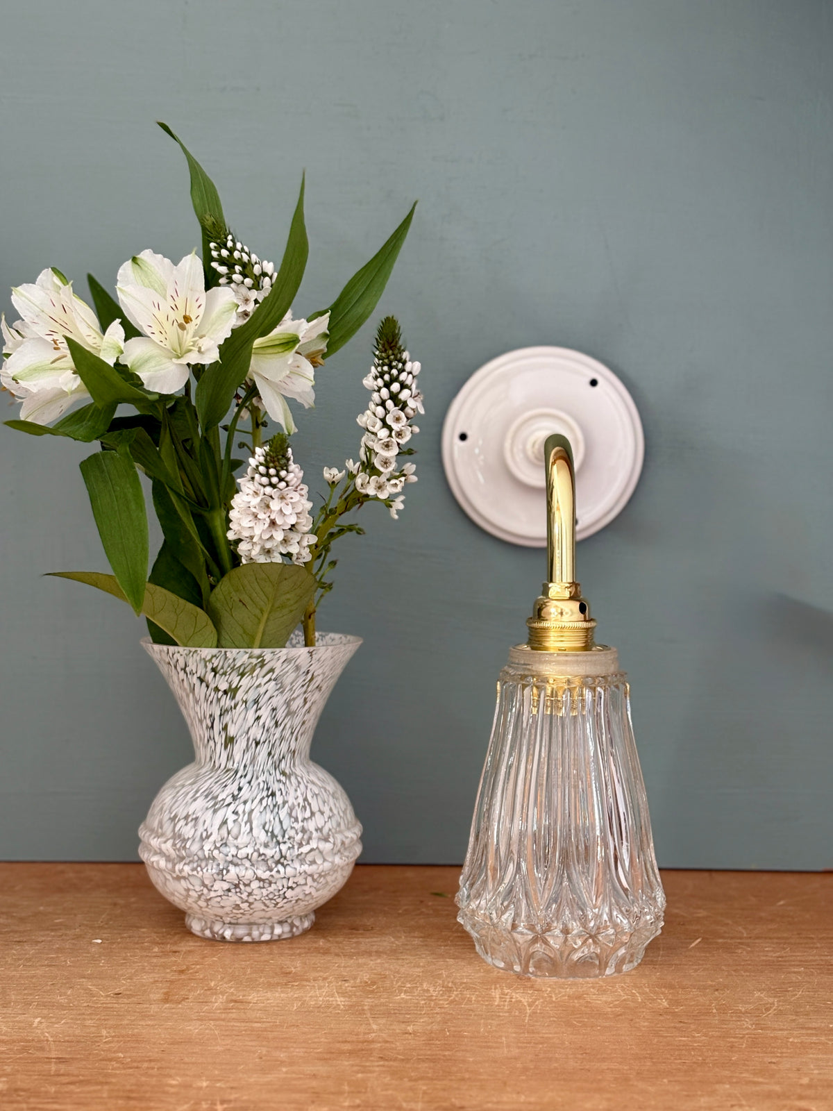 Applique coudée tulipe vintage en verre ciselé