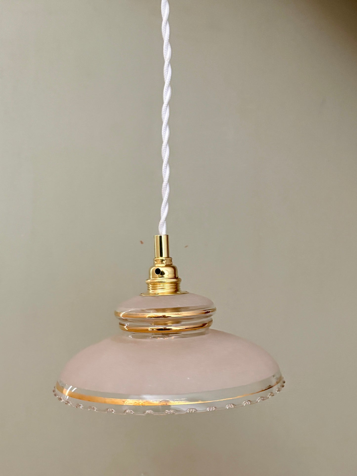 Suspension abat-jour ancien en verre granité blanc et doré