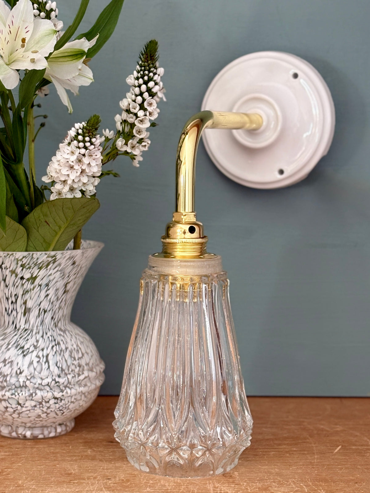 Applique coudée tulipe vintage en verre ciselé
