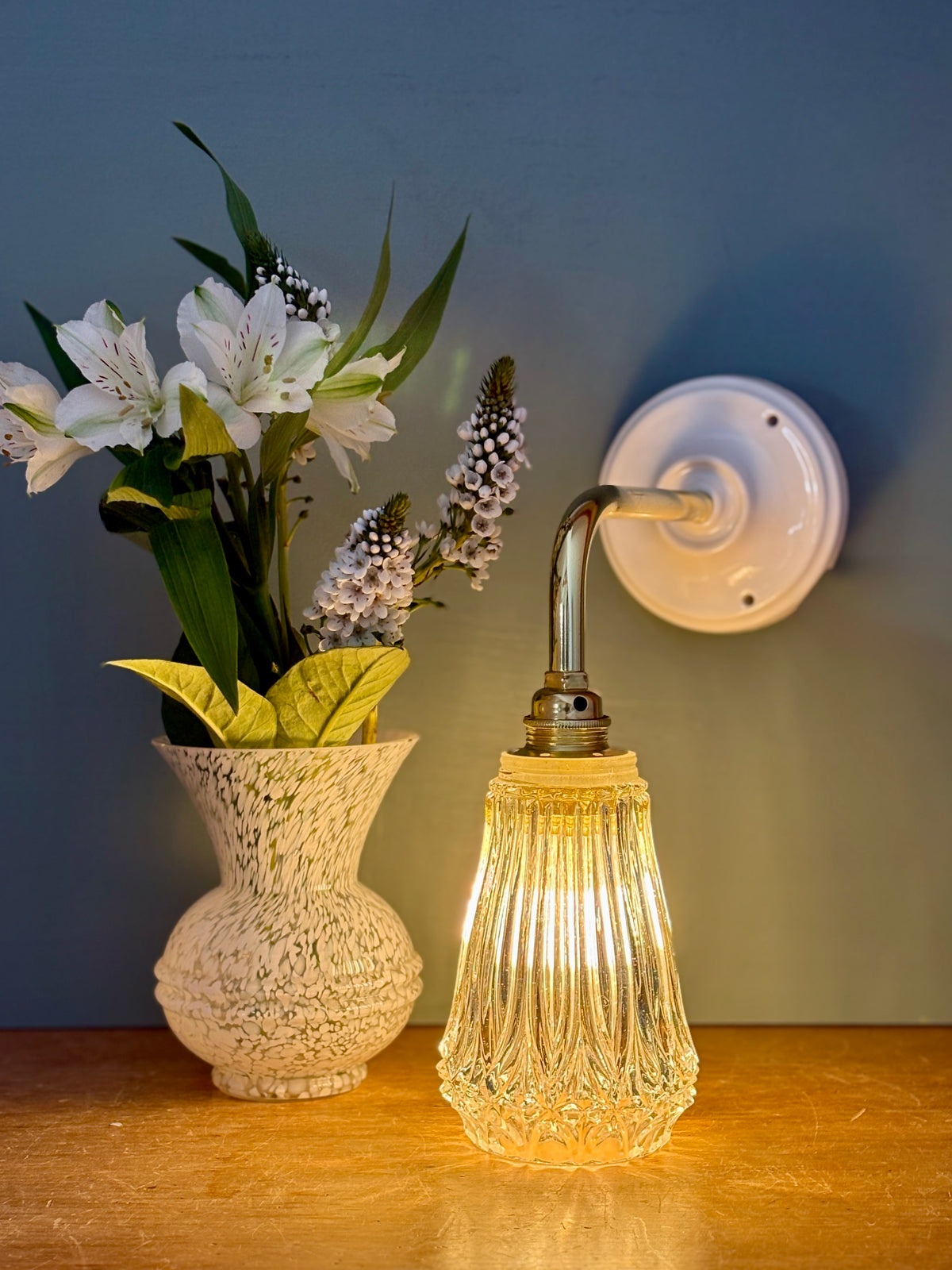 Applique coudée tulipe vintage en verre ciselé