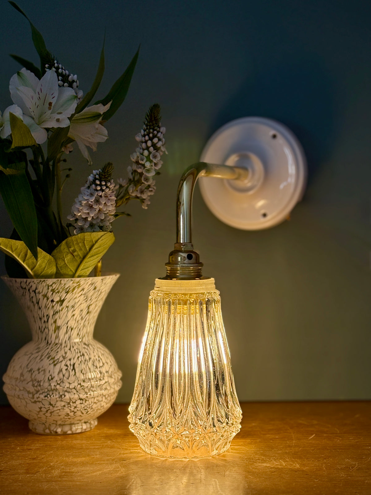 Applique coudée tulipe vintage en verre ciselé