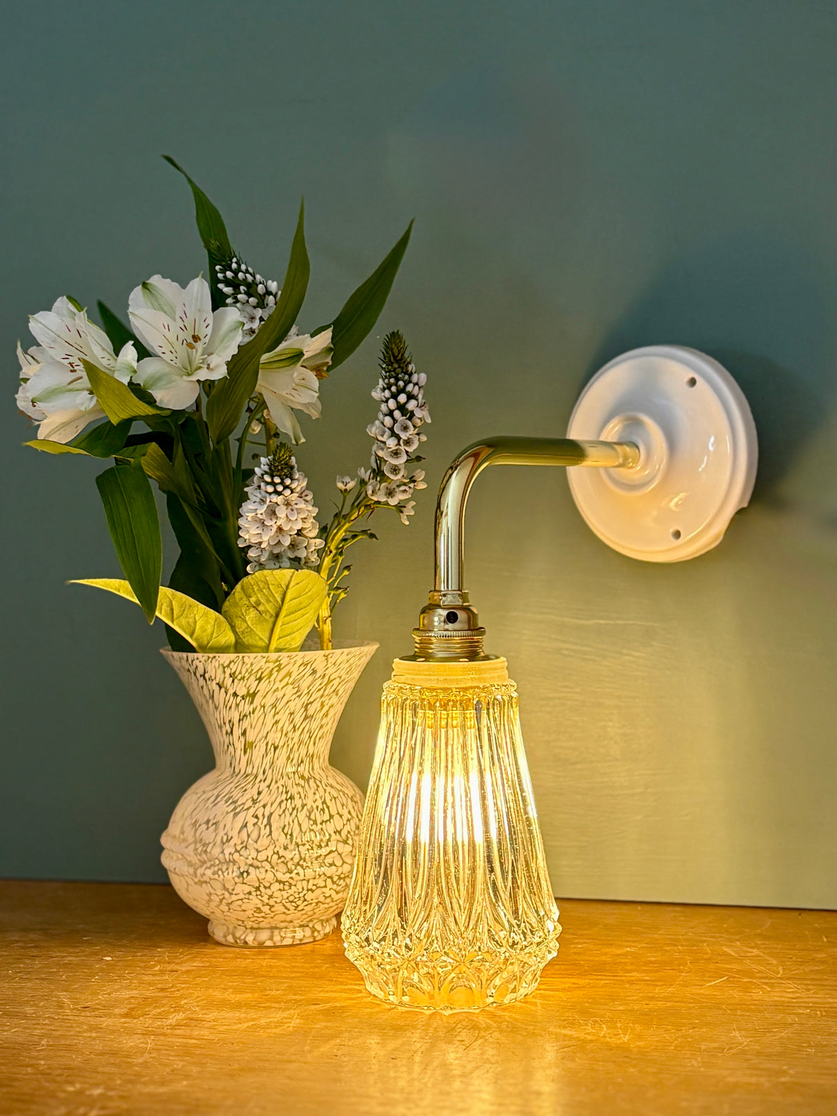 Applique coudée tulipe vintage en verre ciselé