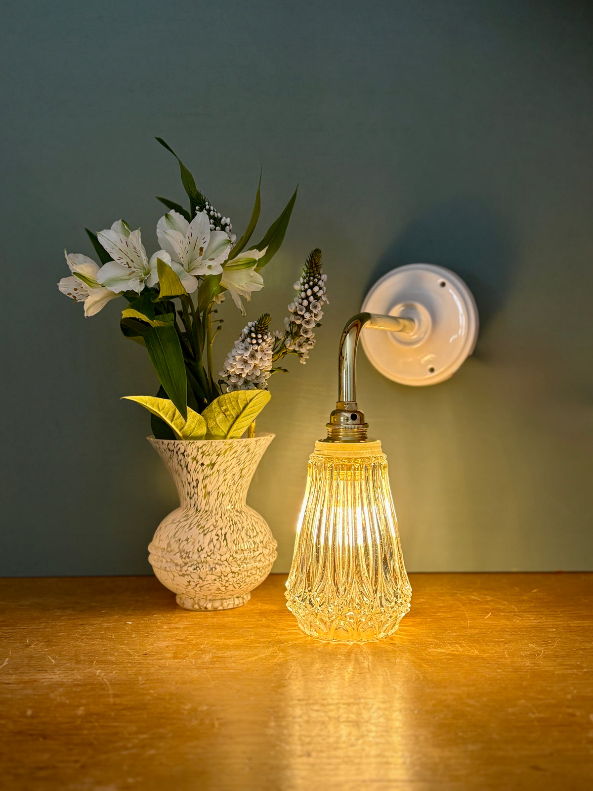 Applique coudée tulipe vintage en verre ciselé