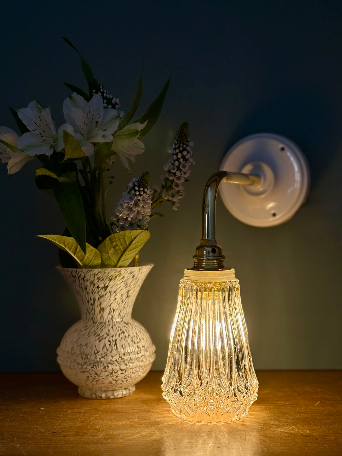 Applique coudée tulipe vintage en verre ciselé