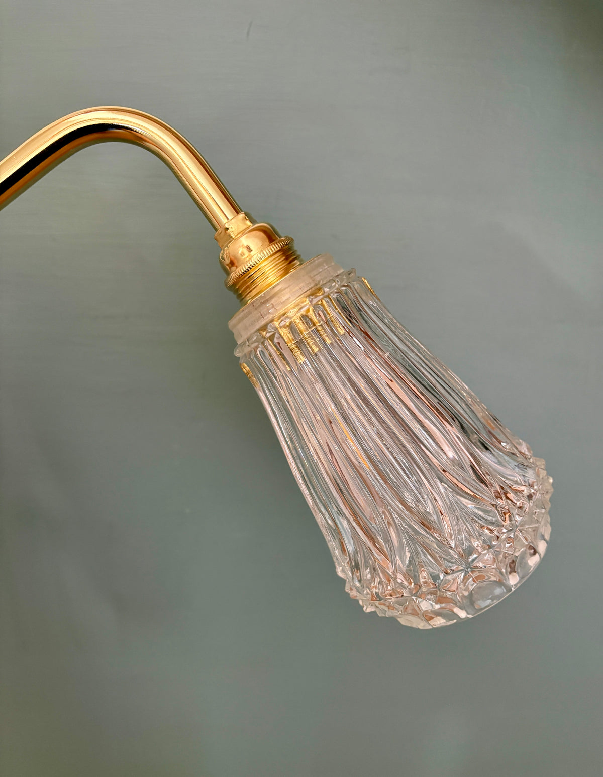 Applique coudée tulipe vintage en verre ciselé