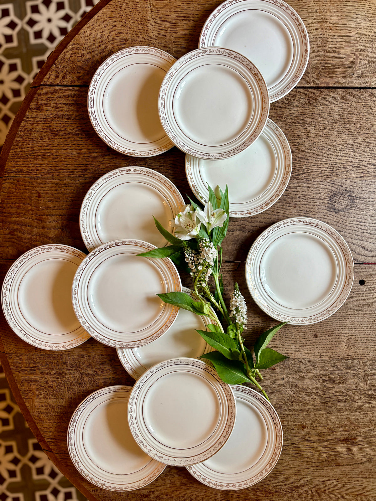 Lot de 12 assiettes à dessert vintage blanches et dorées Céranord