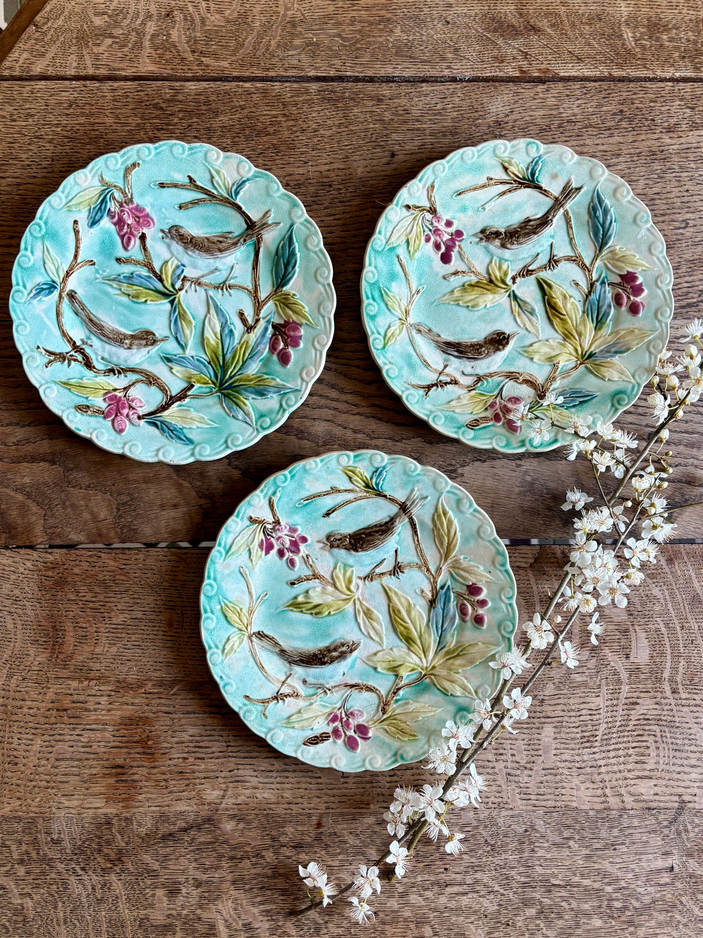 Lot de 3 assiettes anciennes en barbotine décors d'oiseaux