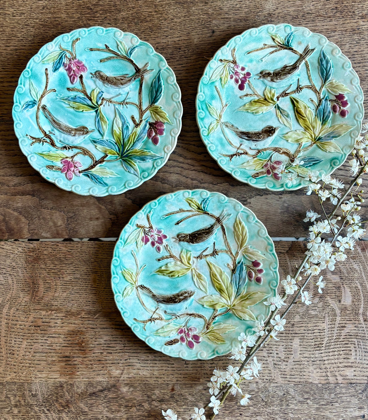 Lot de 3 assiettes anciennes en barbotine décors d'oiseaux
