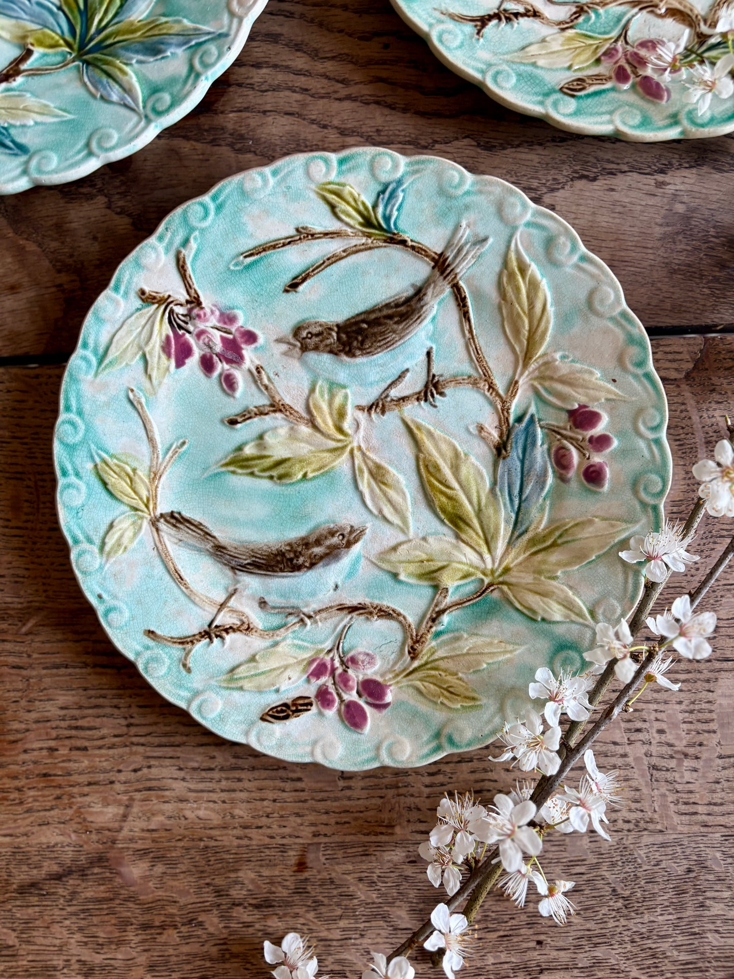 Lot de 3 assiettes anciennes en barbotine décors d'oiseaux
