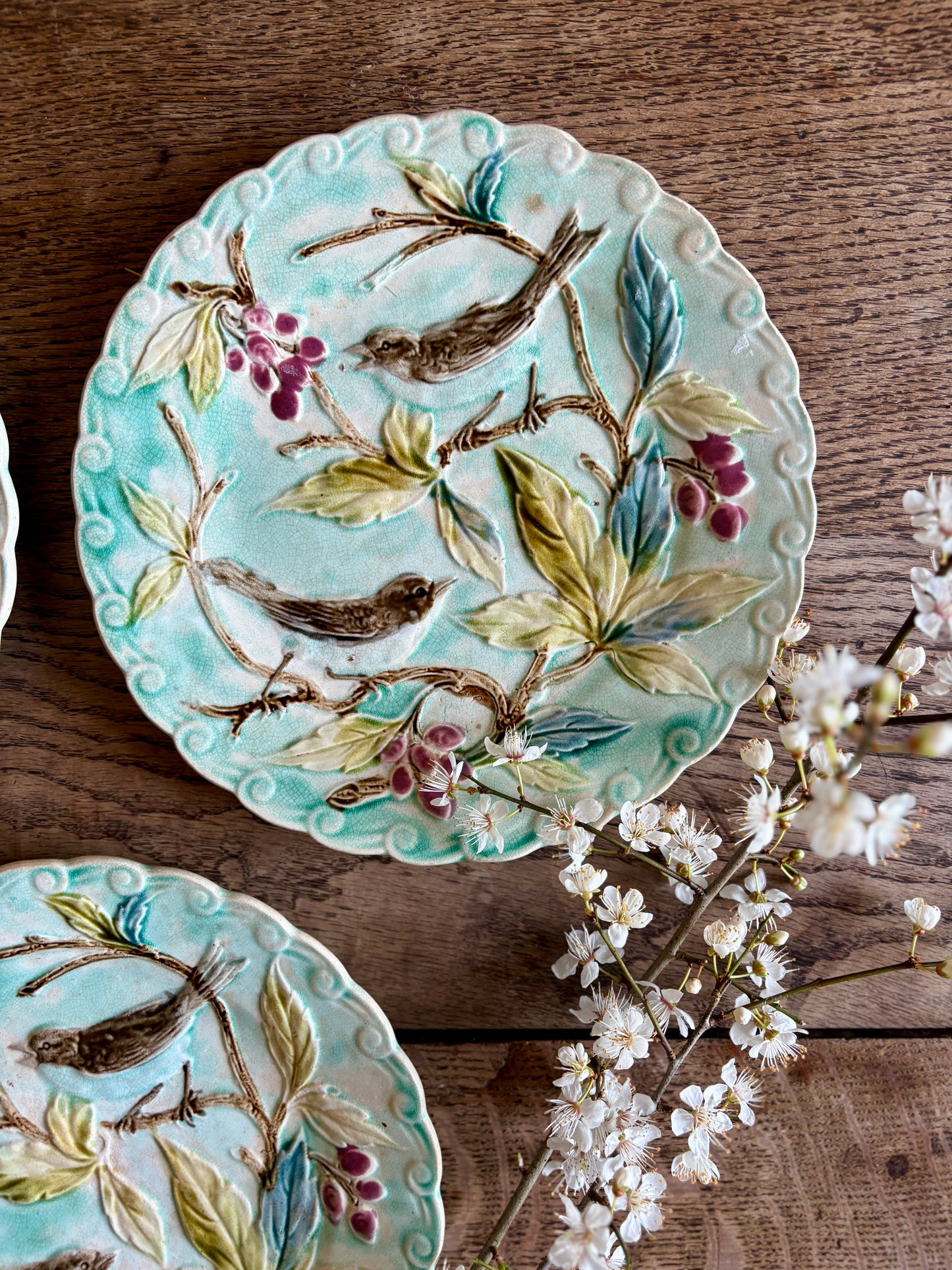 Lot de 3 assiettes anciennes en barbotine décors d'oiseaux
