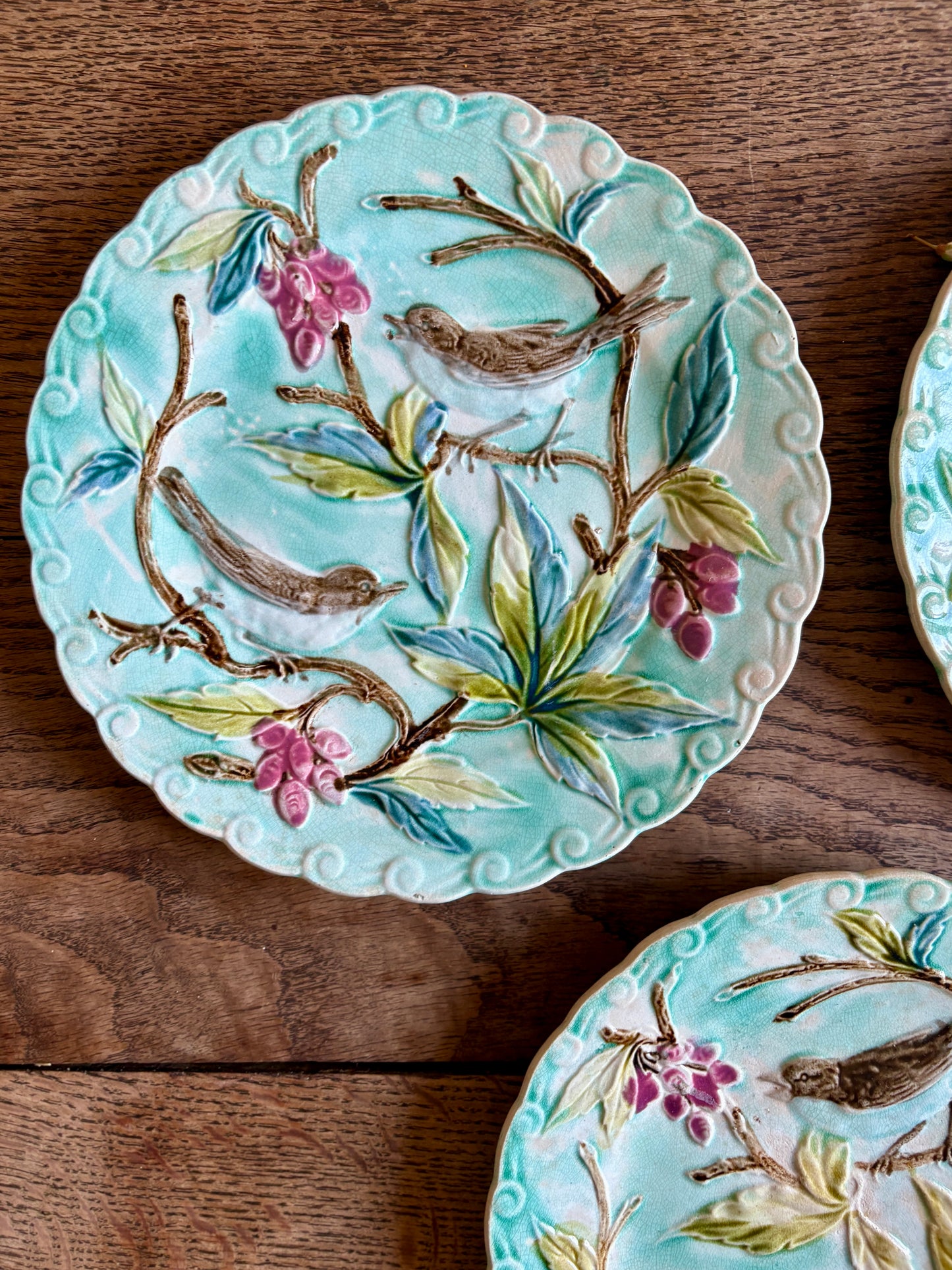 Lot de 3 assiettes anciennes en barbotine décors d'oiseaux