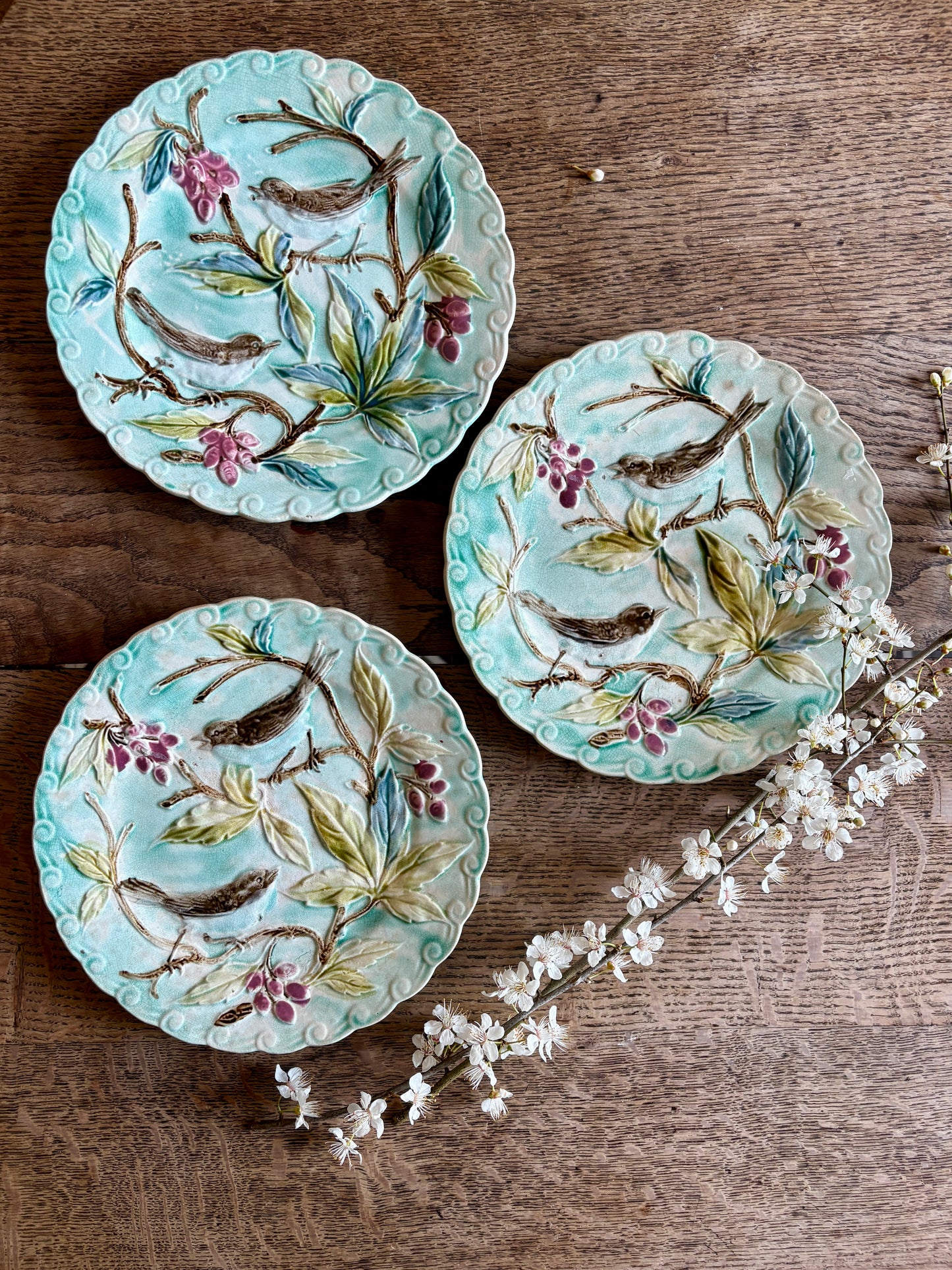 Lot de 3 assiettes anciennes en barbotine décors d'oiseaux