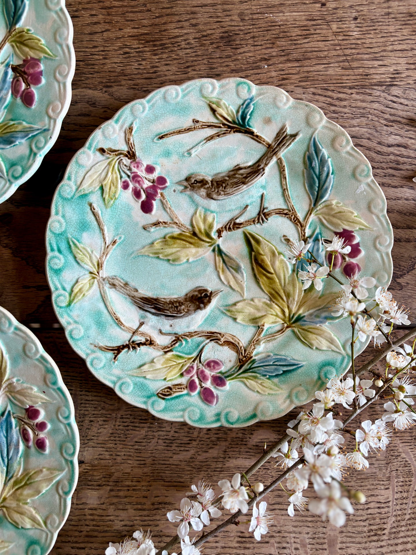 Lot de 3 assiettes anciennes en barbotine décors d'oiseaux