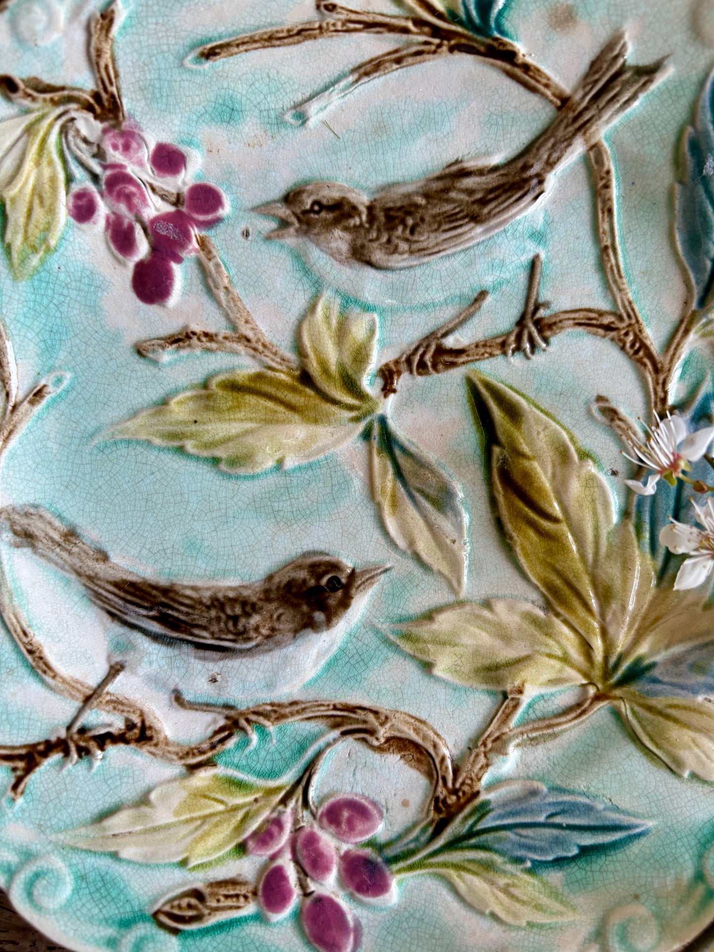 Lot de 3 assiettes anciennes en barbotine décors d'oiseaux