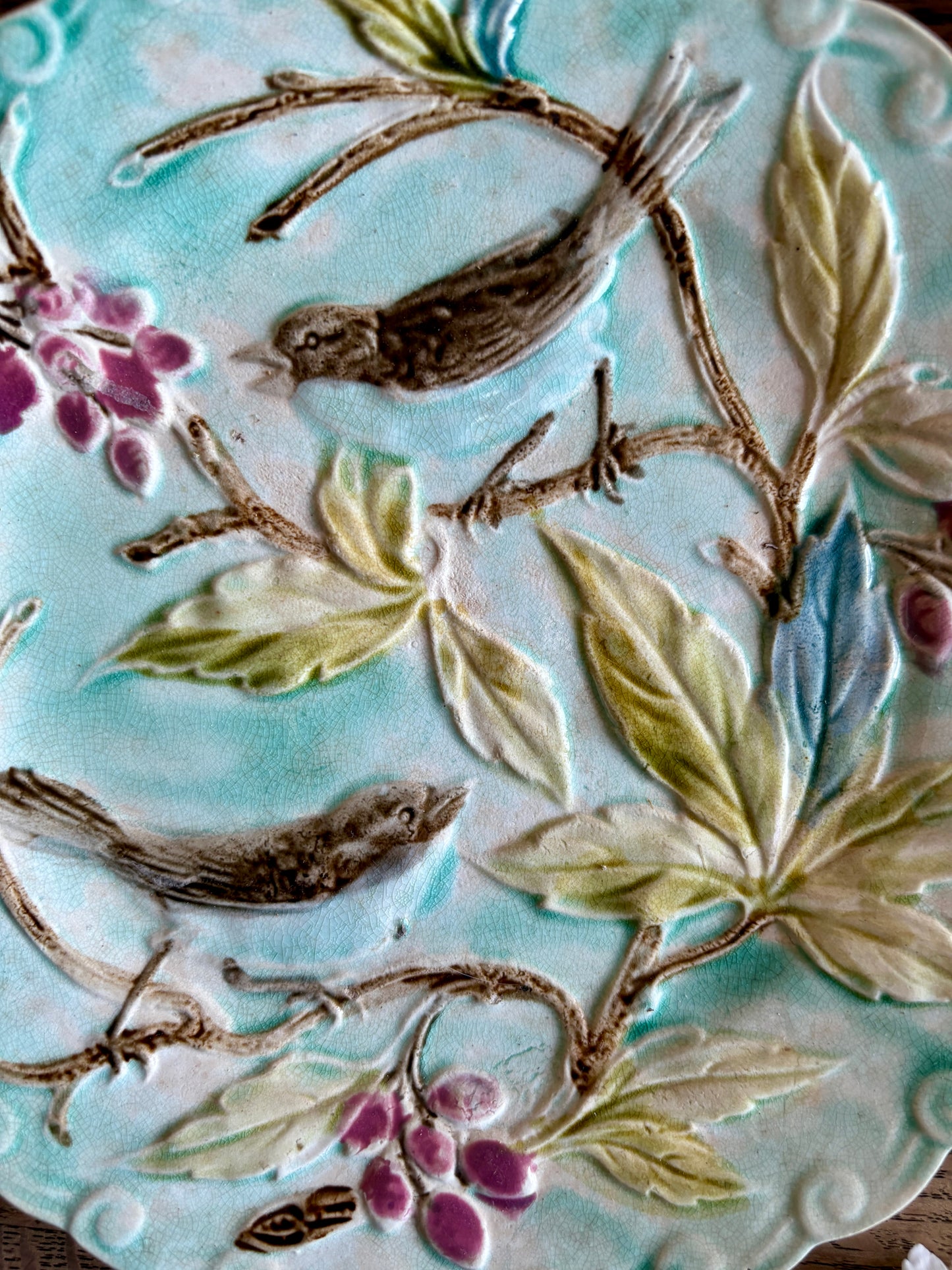 Lot de 3 assiettes anciennes en barbotine décors d'oiseaux