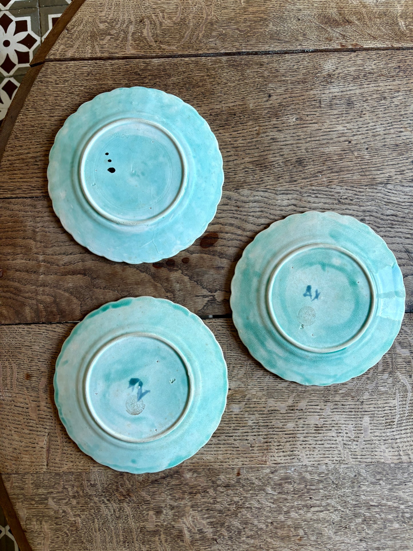 Lot de 3 assiettes anciennes en barbotine décors d'oiseaux