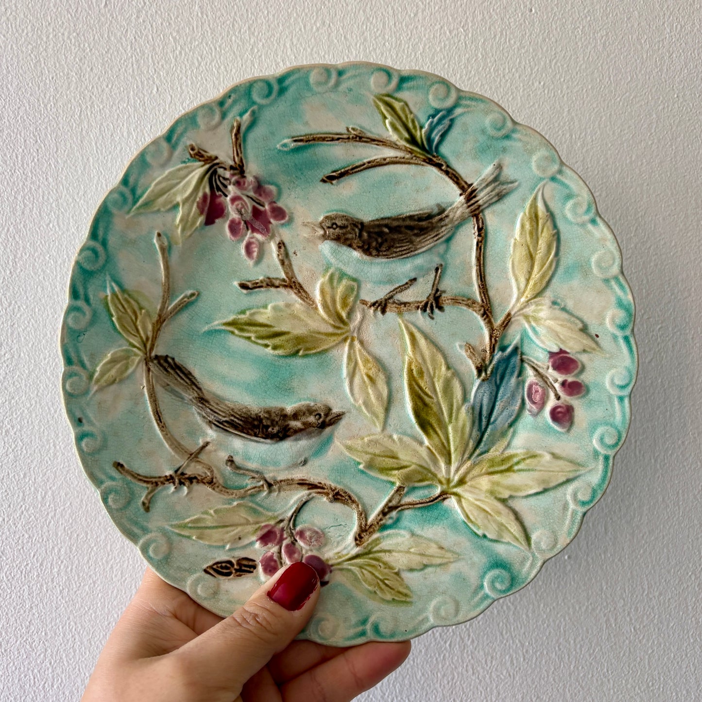 Lot de 3 assiettes anciennes en barbotine décors d'oiseaux