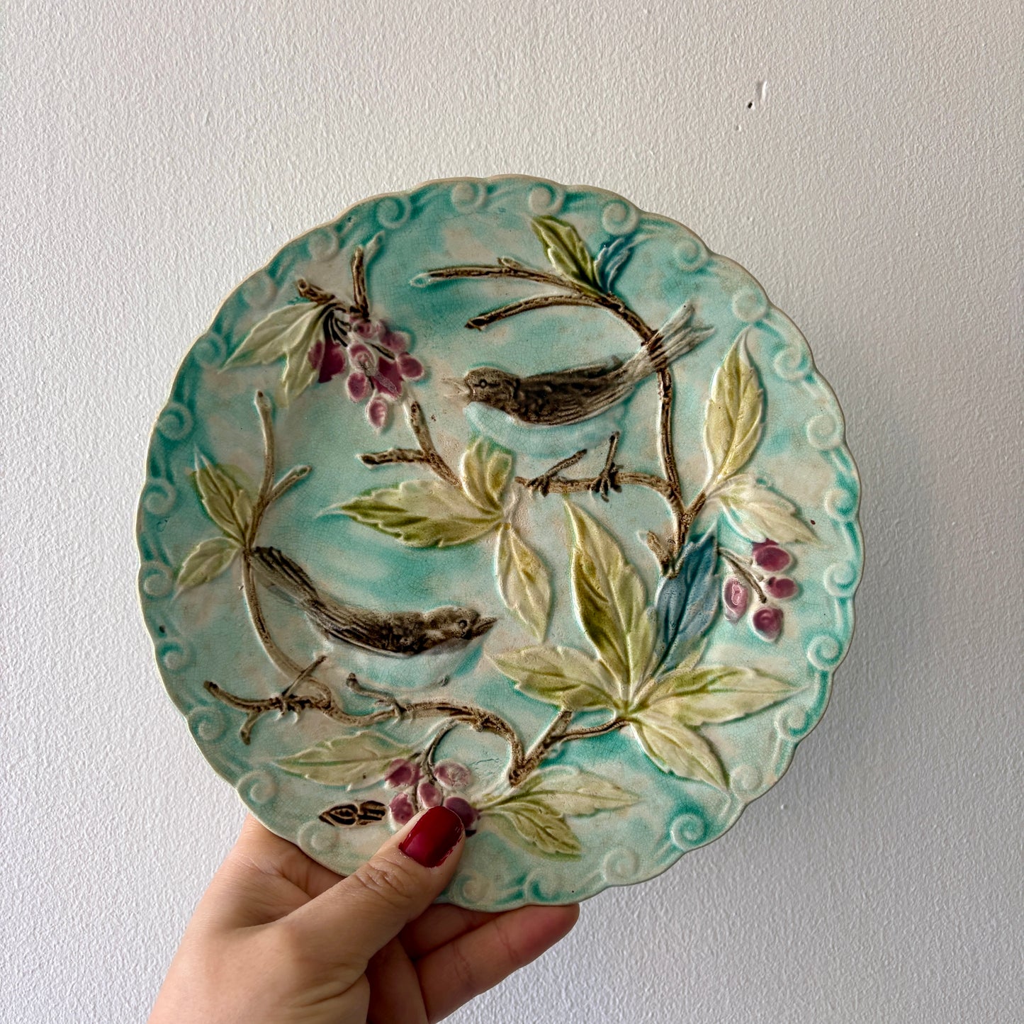 Lot de 3 assiettes anciennes en barbotine décors d'oiseaux