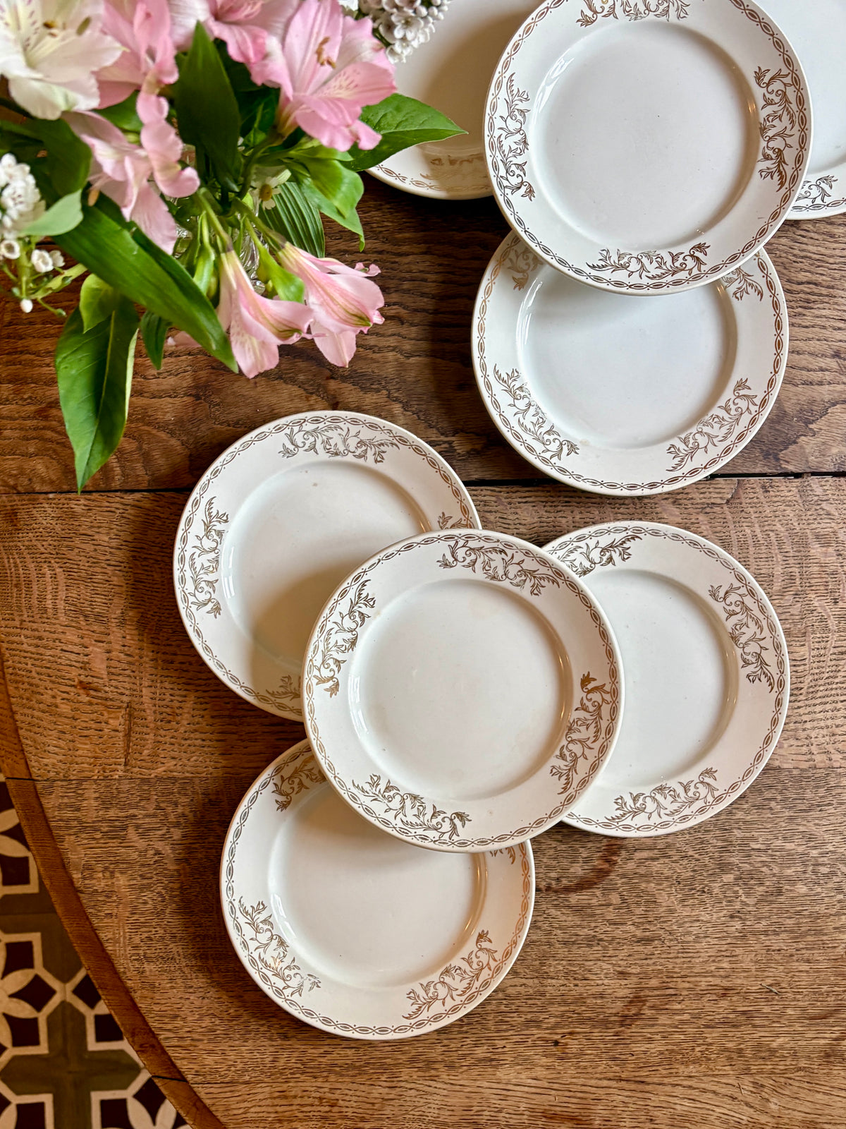 Lot de 8 assiettes à dessert vintage blanches et dorées