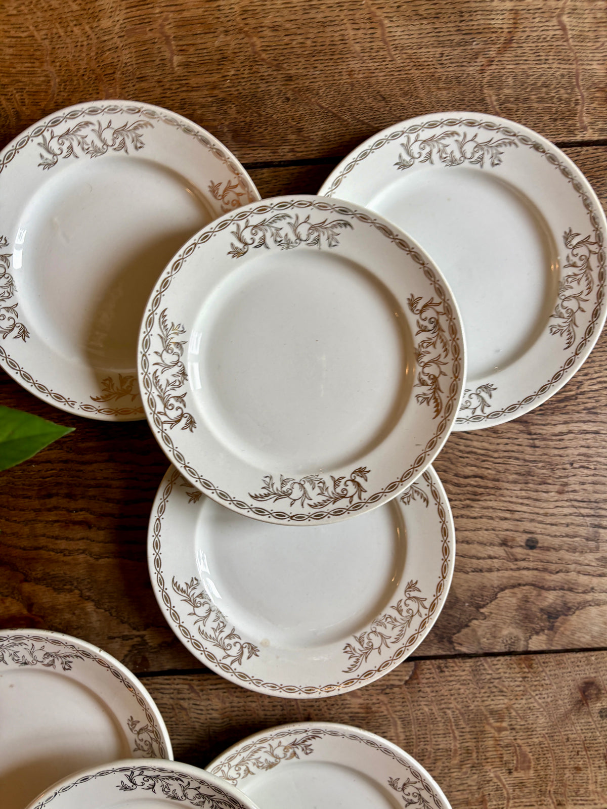 Lot de 8 assiettes à dessert vintage blanches et dorées