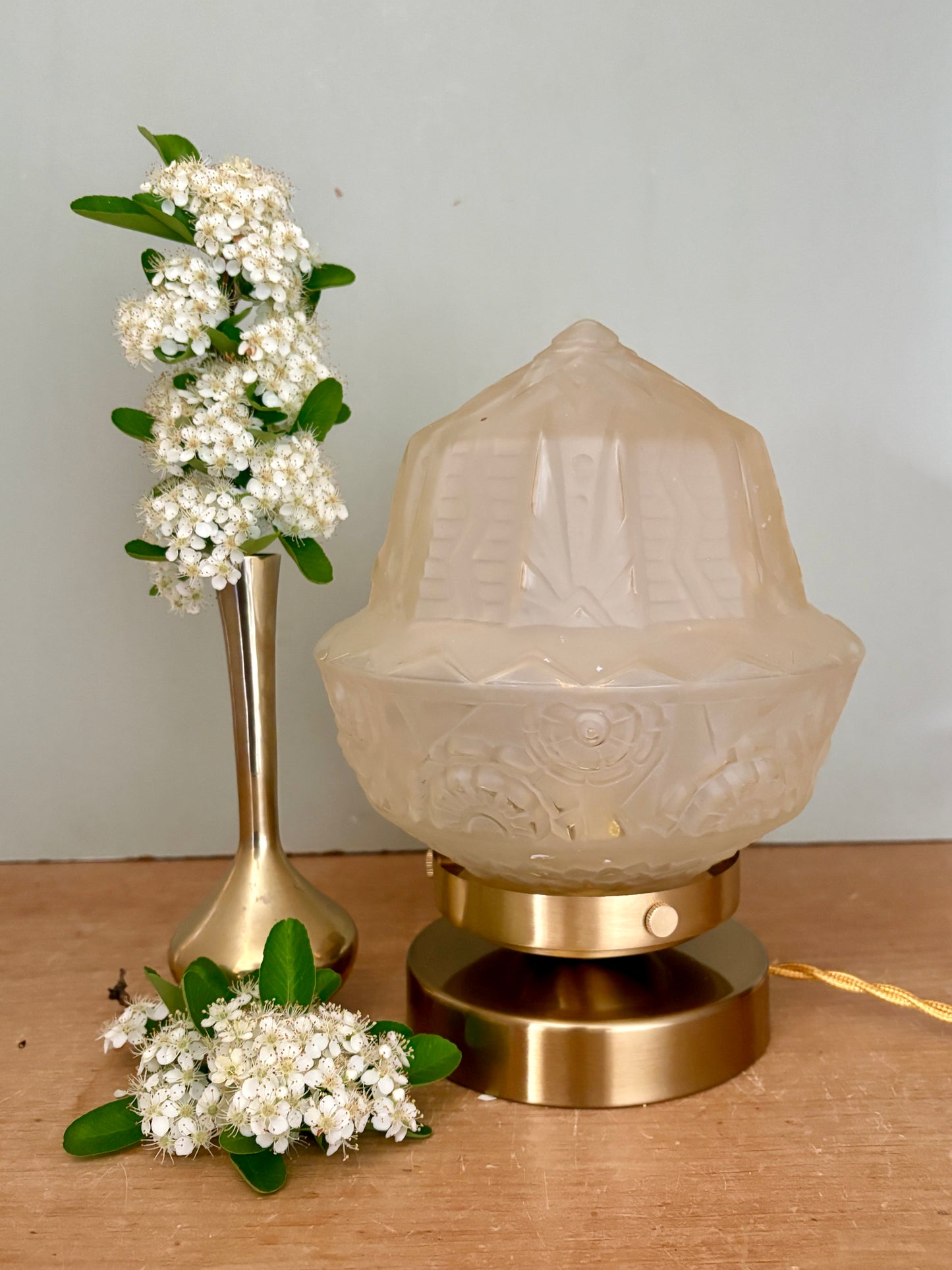 Lampe à poser globe vintage art déco en verre dépoli