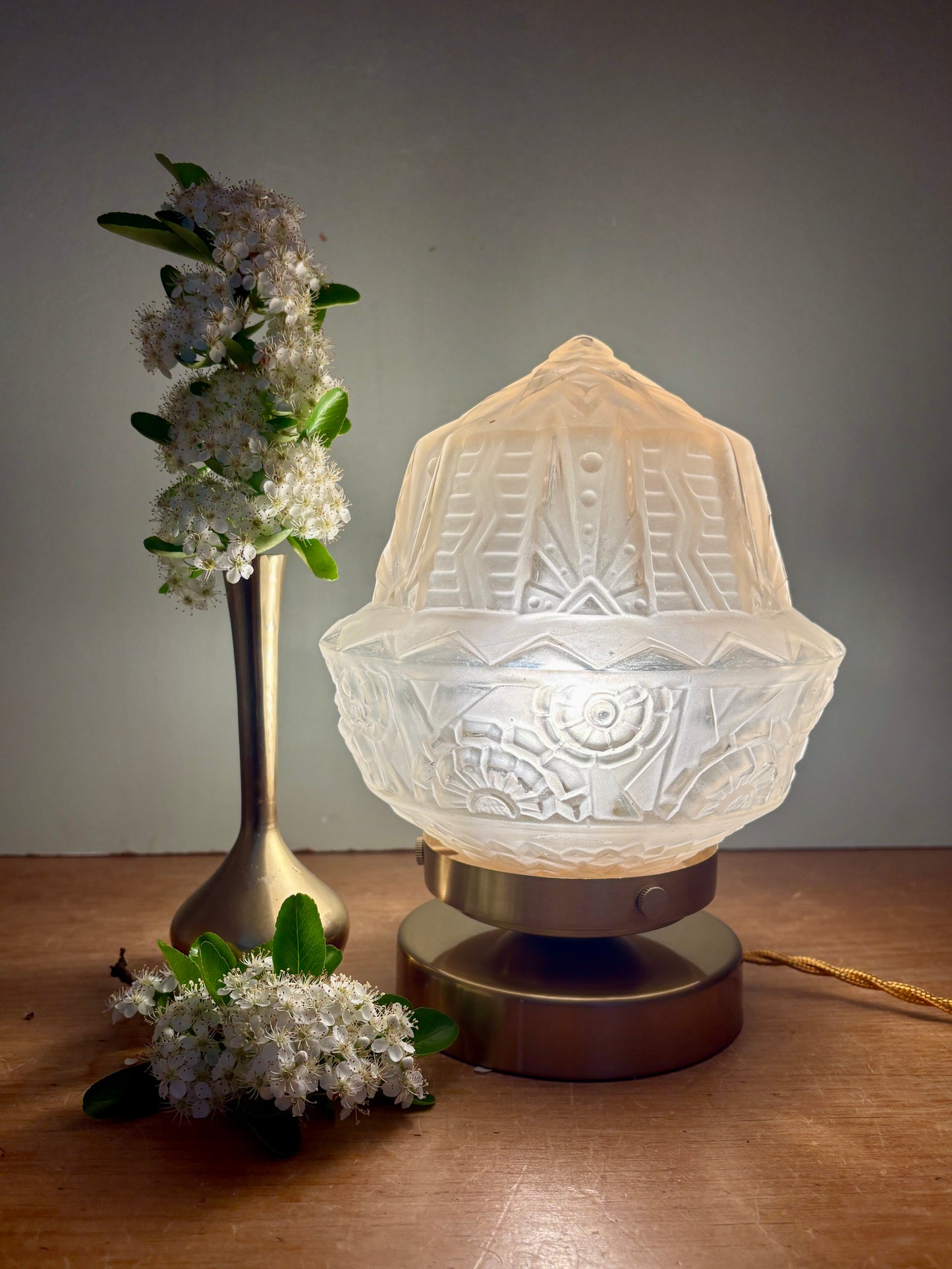 Lampe à poser globe vintage art déco en verre dépoli