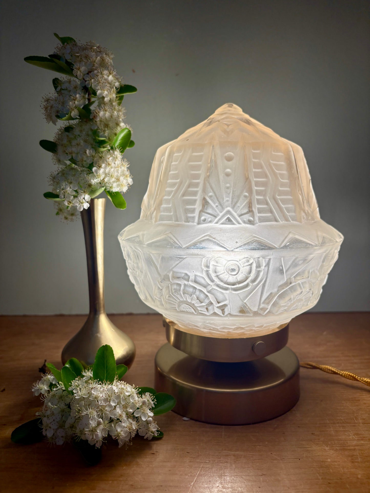 Lampe à poser globe vintage art déco en verre dépoli