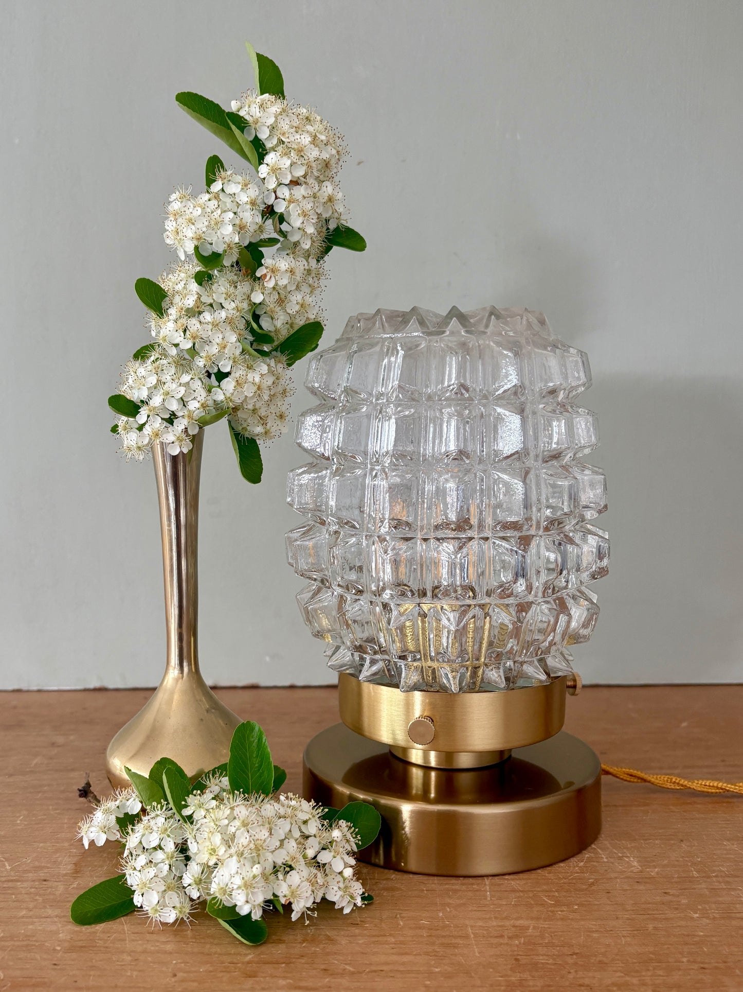 Lampe à poser globe vintage en verre moulé transparent