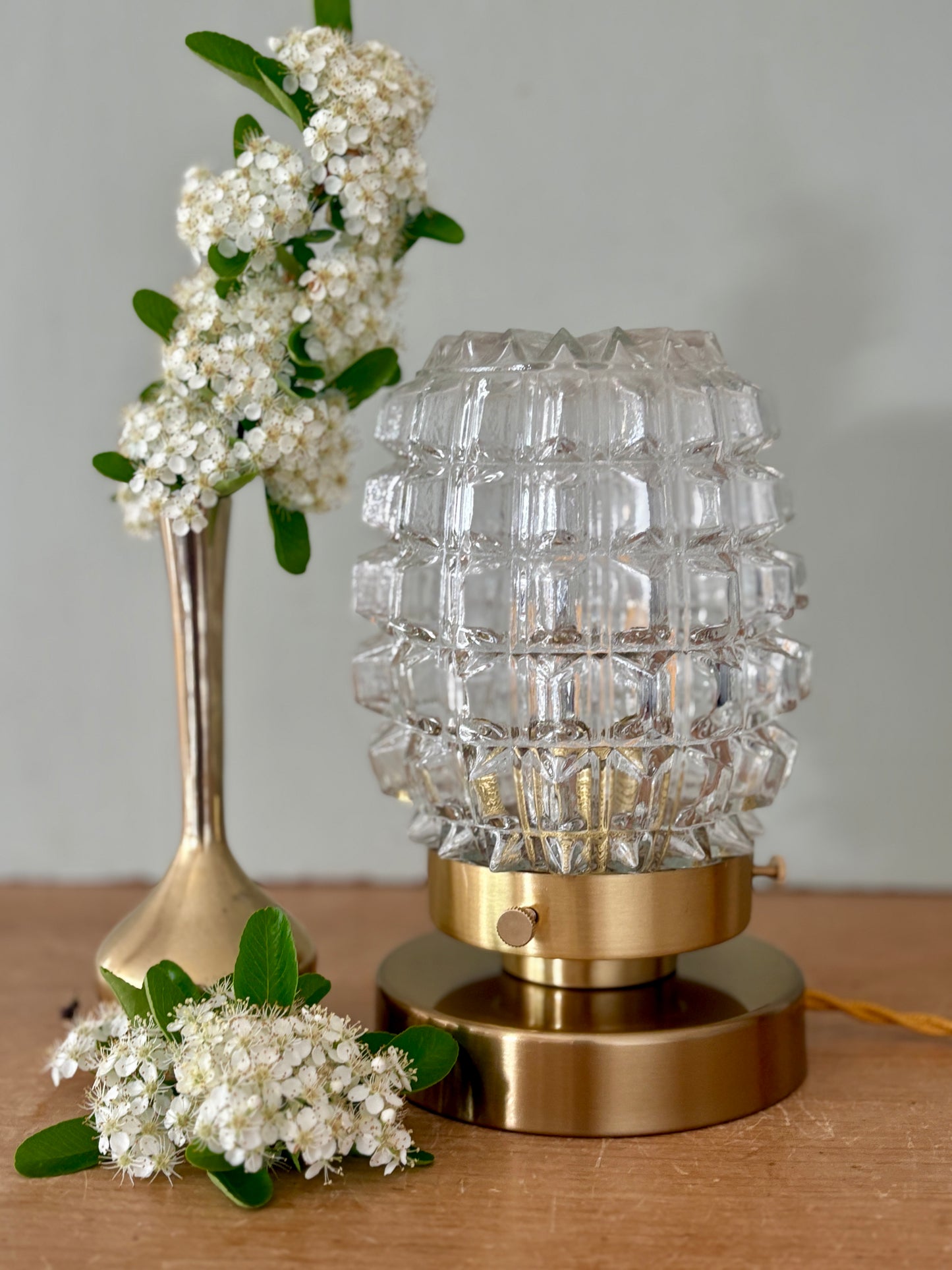 Lampe à poser globe vintage en verre moulé transparent