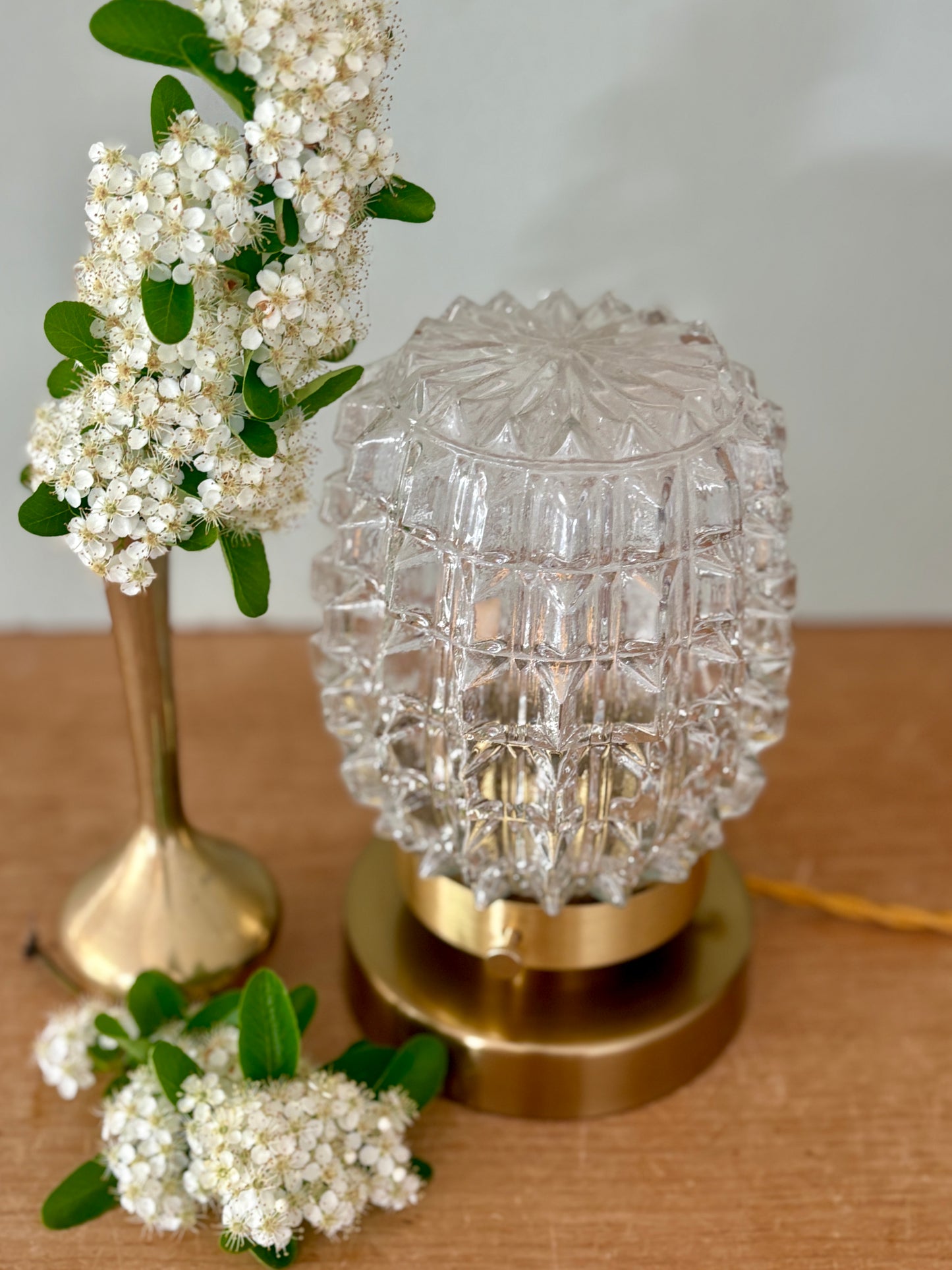 Lampe à poser globe vintage en verre moulé transparent