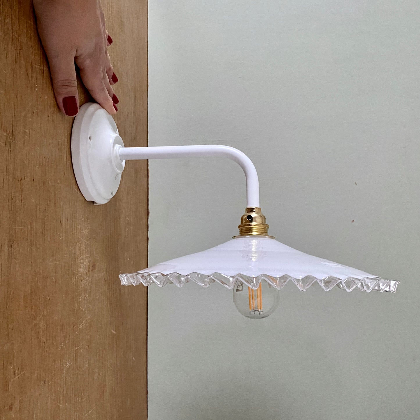 Applique abat-jour vintage en opaline blanche