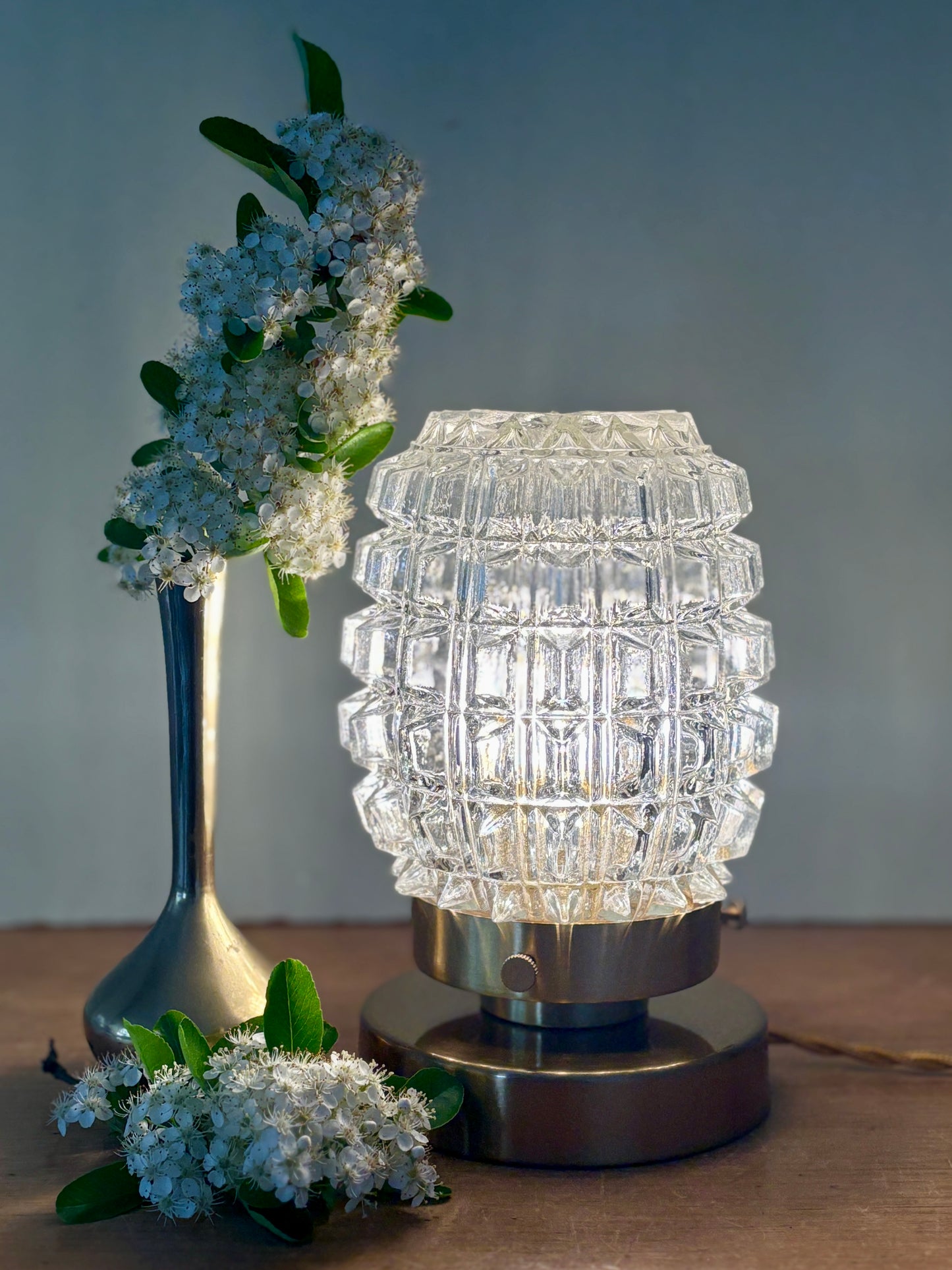 Lampe à poser globe vintage en verre moulé transparent