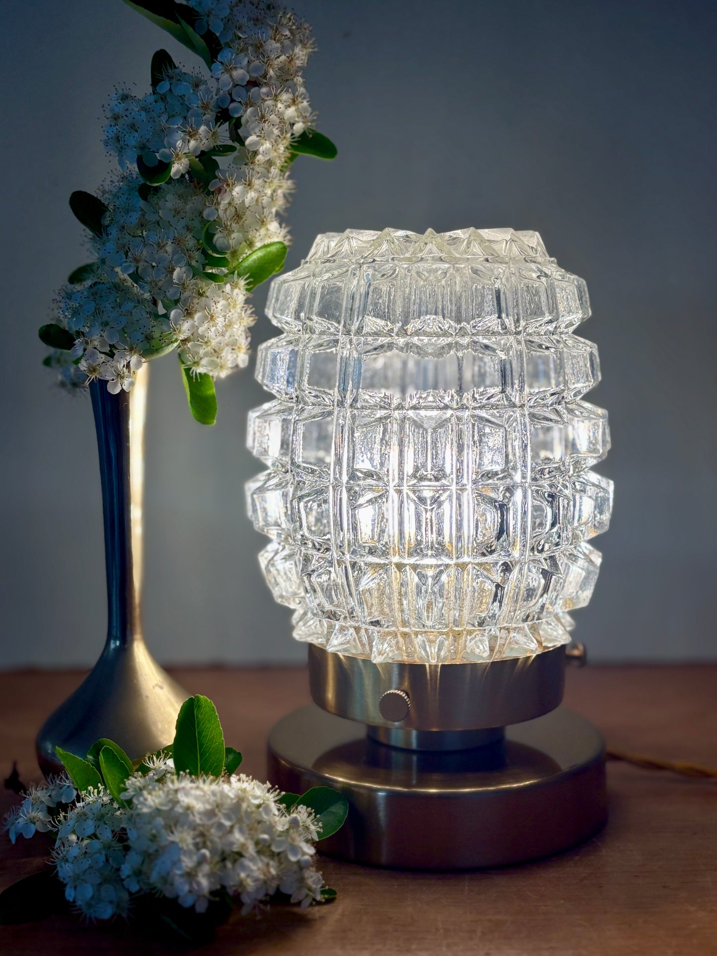 Lampe à poser globe vintage en verre moulé transparent