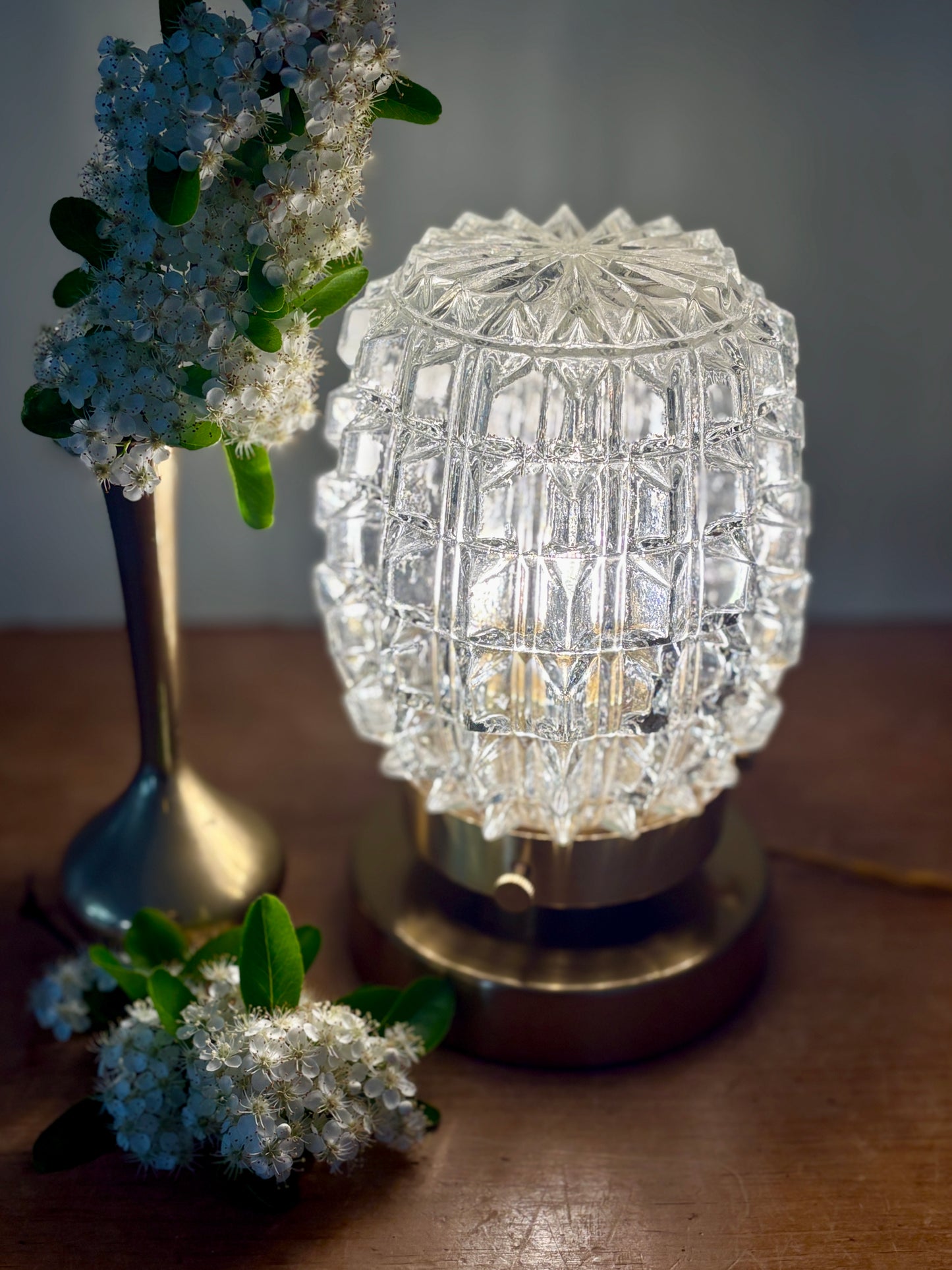 Lampe à poser globe vintage en verre moulé transparent