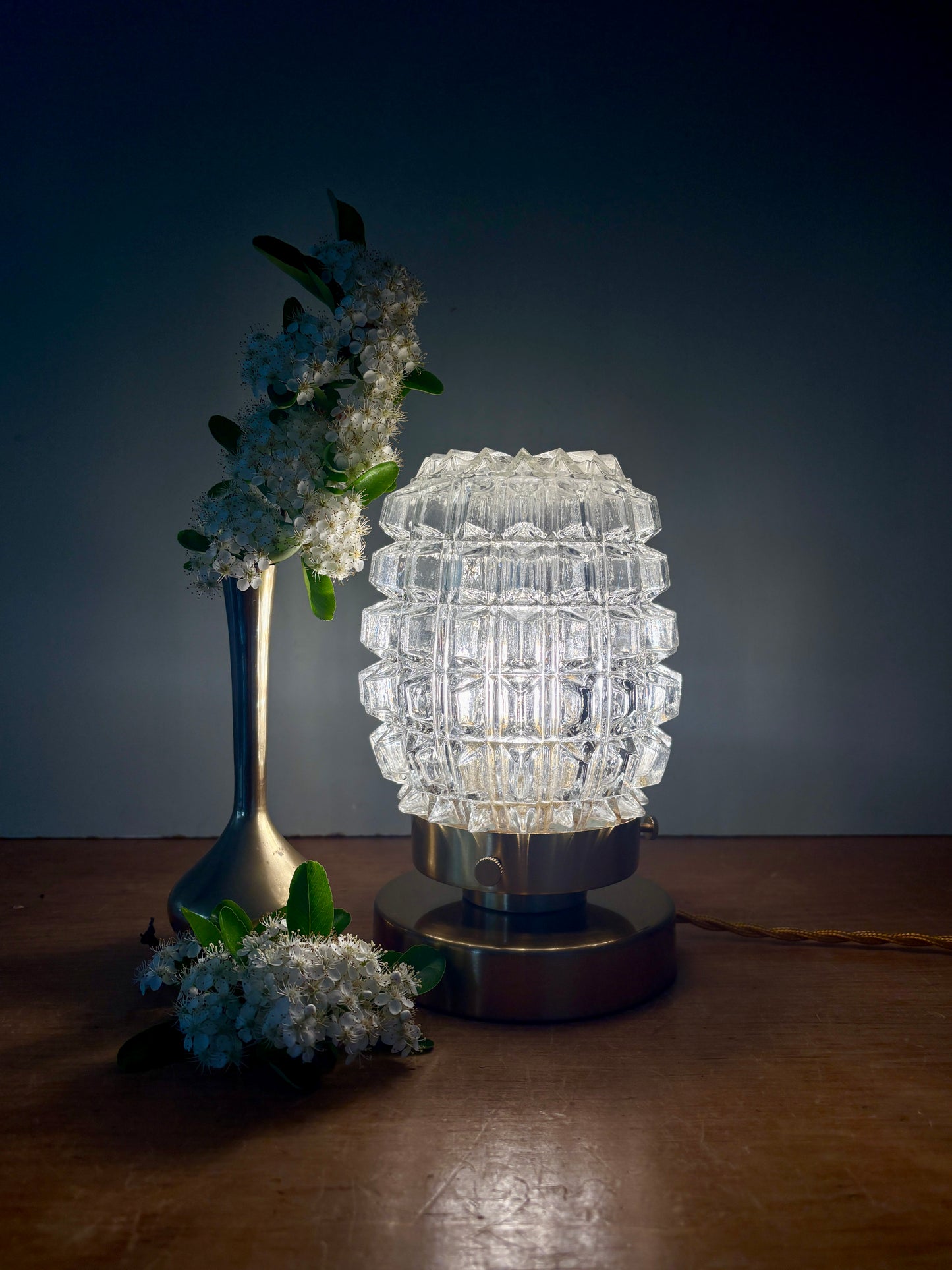 Lampe à poser globe vintage en verre moulé transparent