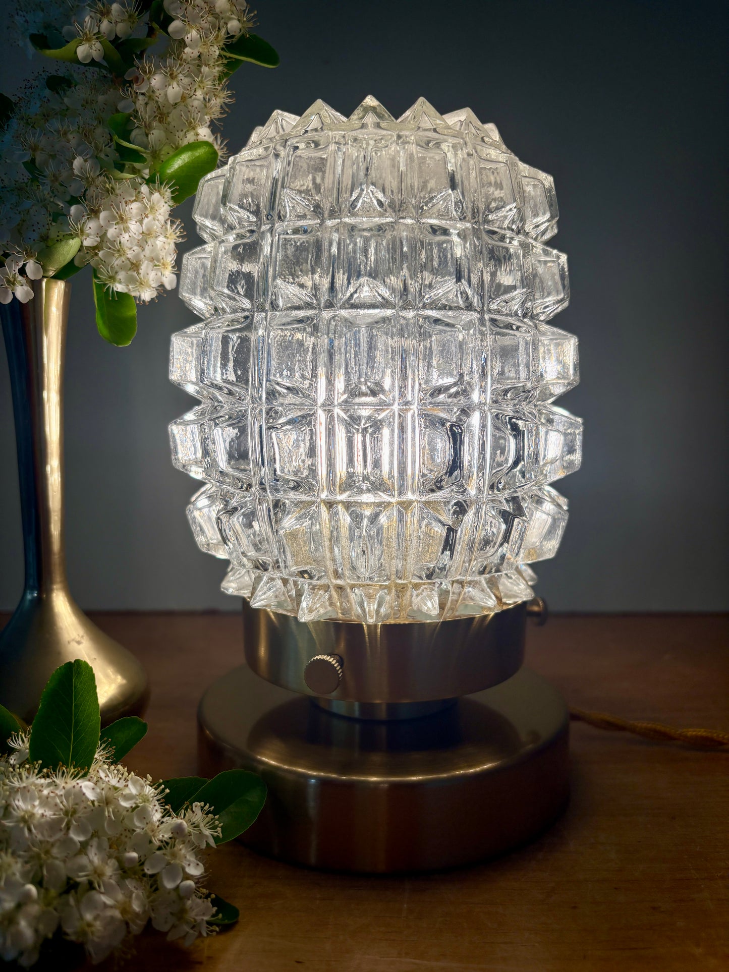 Lampe à poser globe vintage en verre moulé transparent